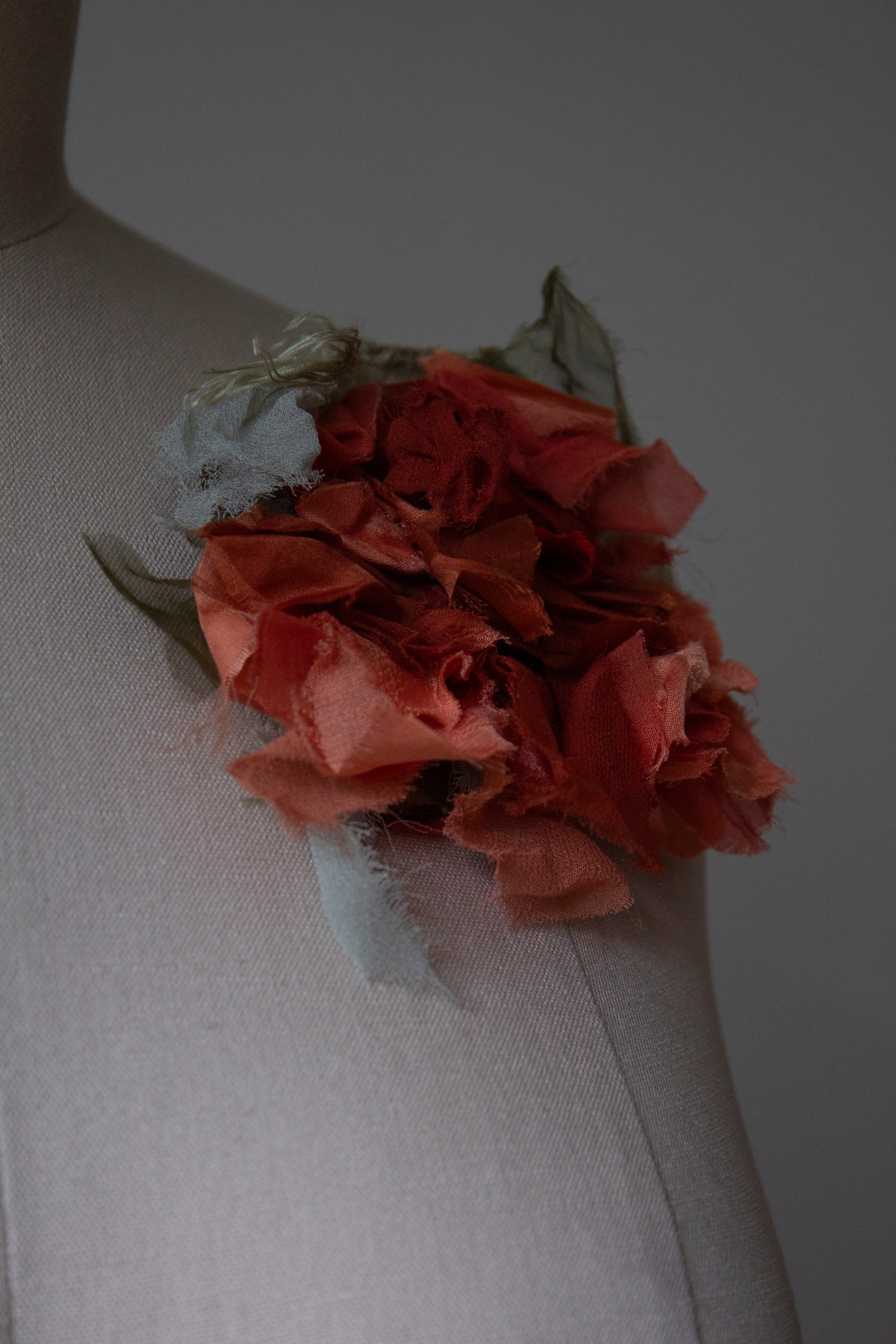 N° 51 crushed bloom brooch - shudei terracotta - M