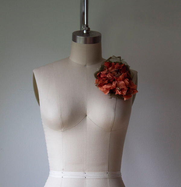 N° 51 crushed bloom brooch - shudei terracotta - L