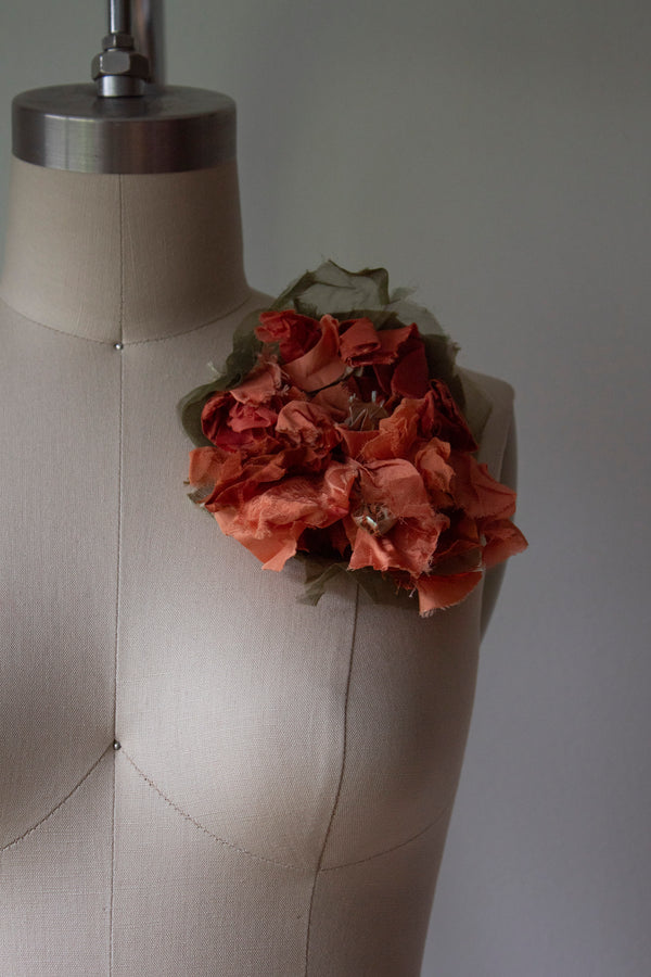 N° 51 crushed bloom brooch - shudei terracotta - L