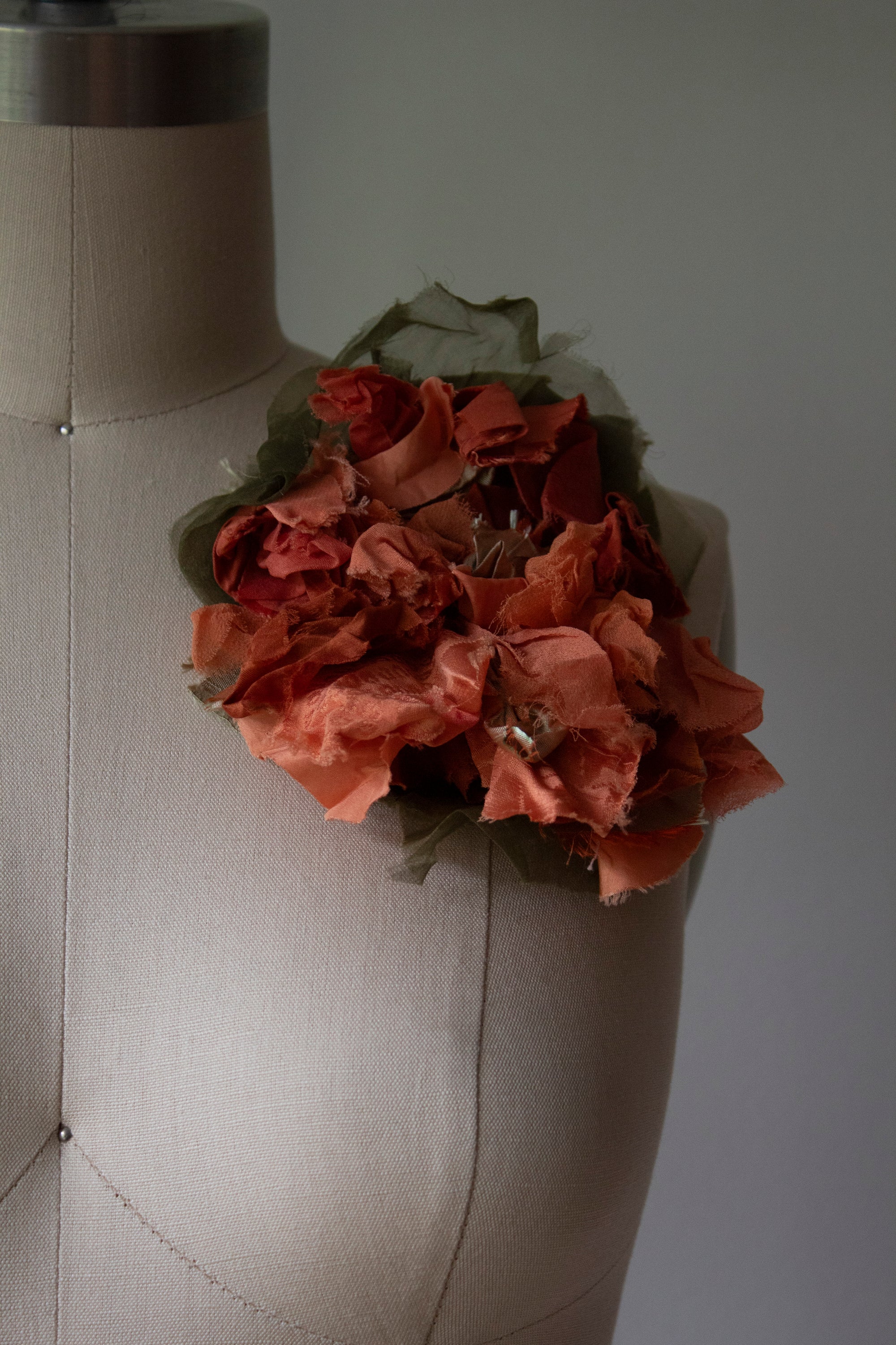 N° 51 crushed bloom brooch - shudei terracotta - L