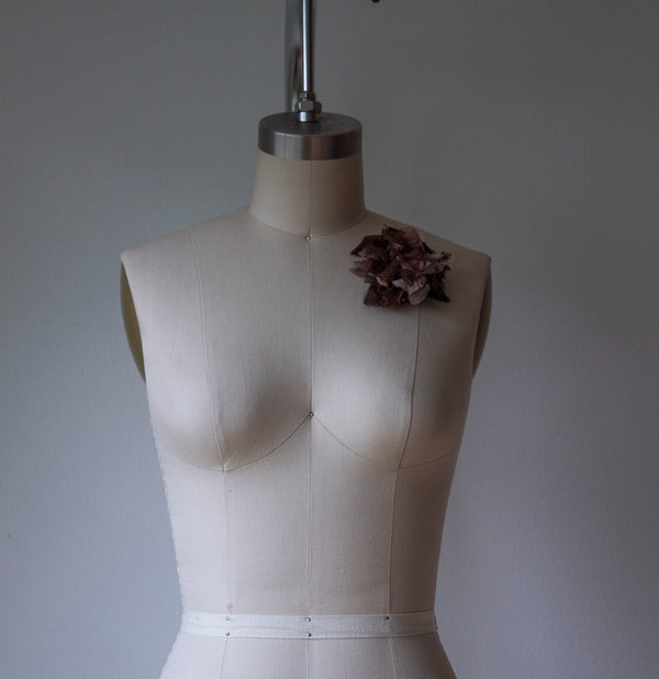 N° 51 crushed bloom brooch - hojicha - S