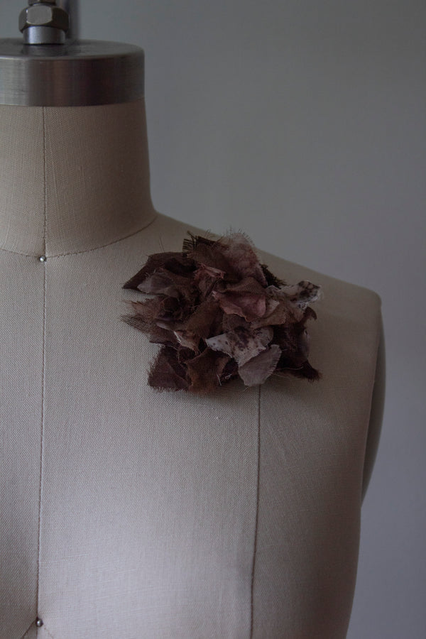 N° 51 crushed bloom brooch - hojicha - S