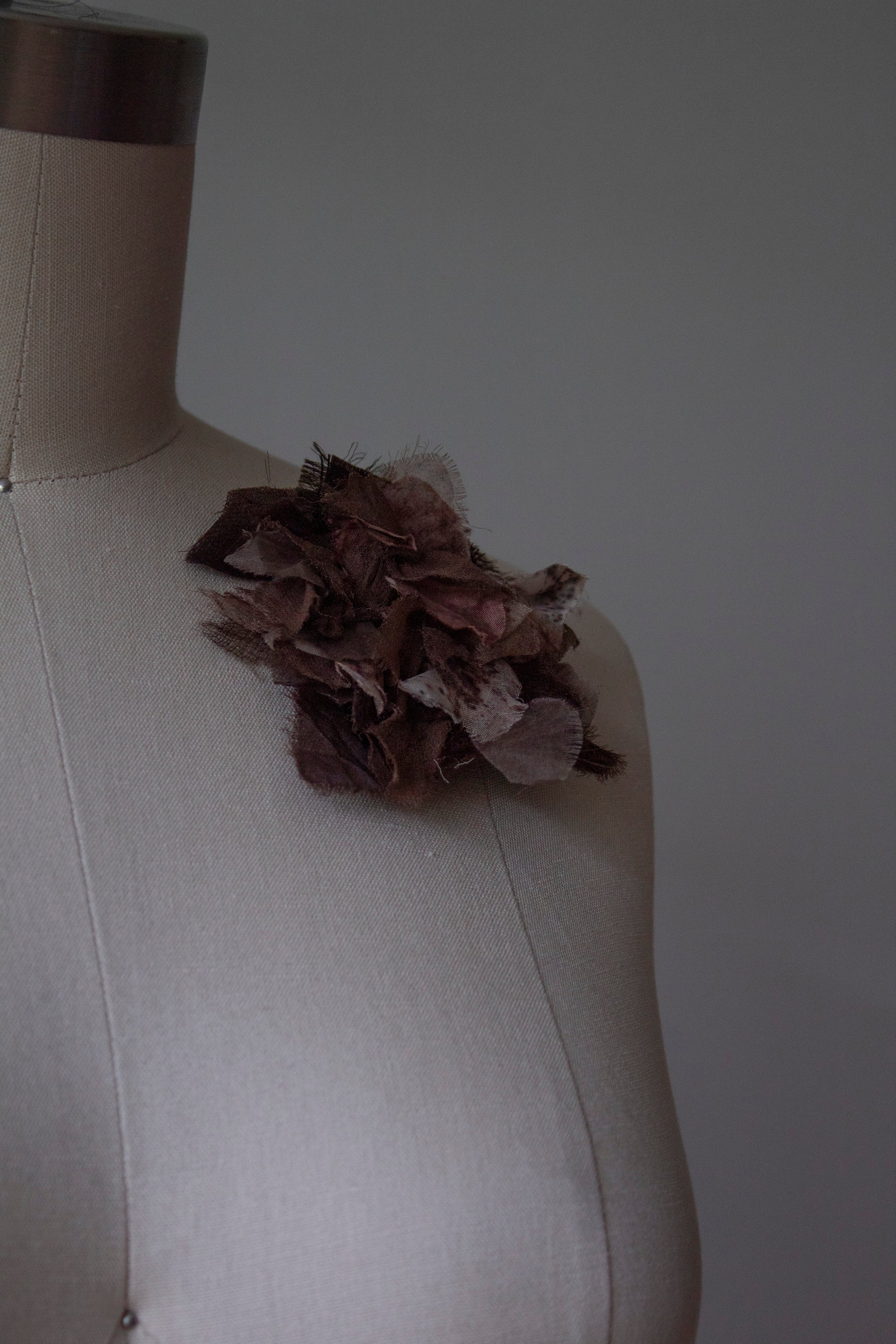 N° 51 crushed bloom brooch - hojicha - S