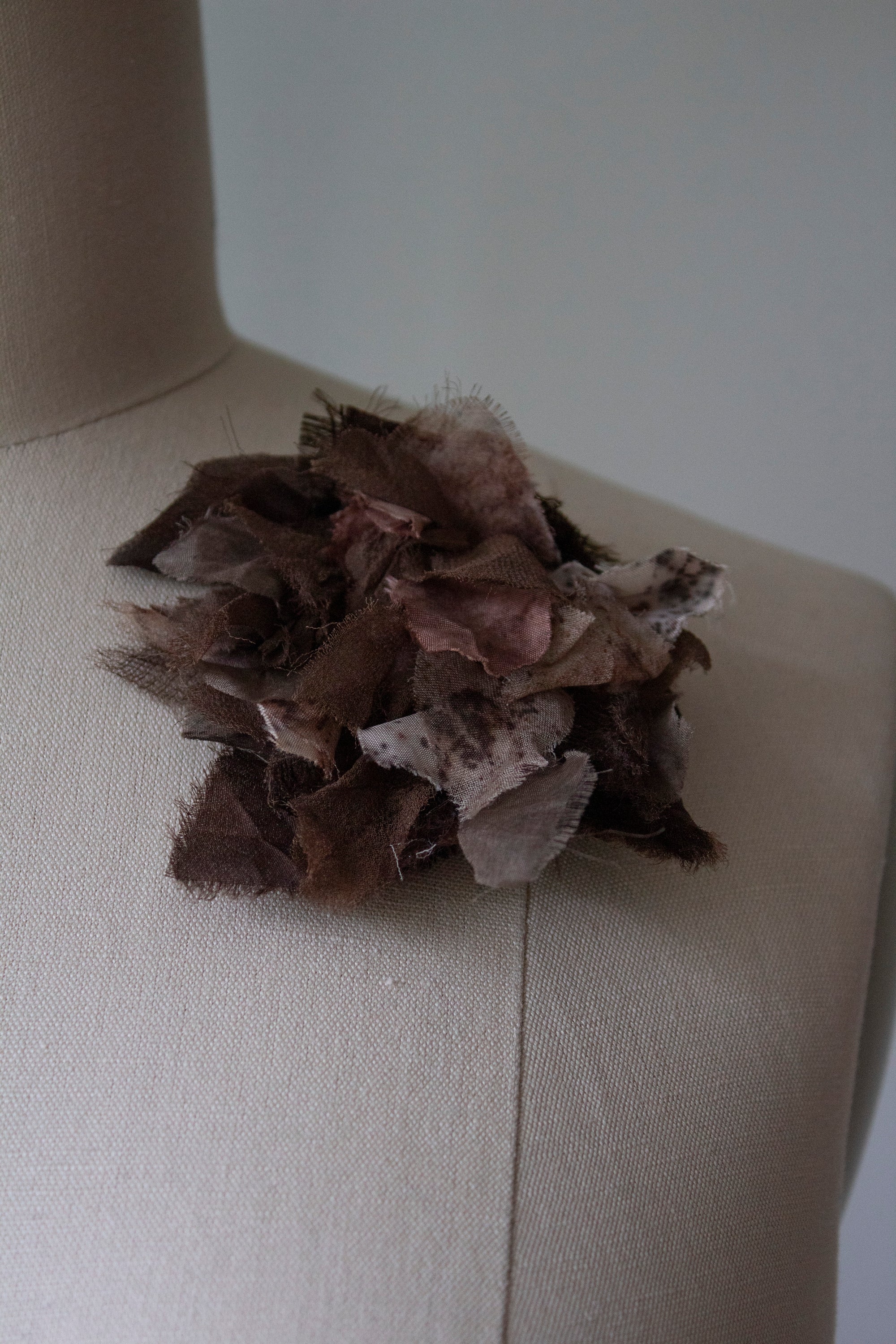 N° 51 crushed bloom brooch - hojicha - S