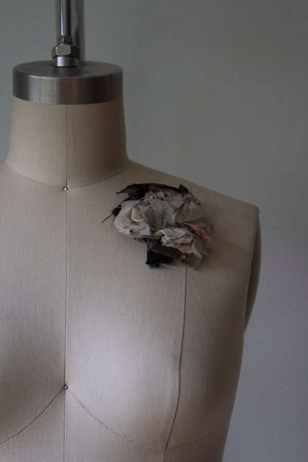 N° 51 crushed bloom brooch - usuhojicha - S