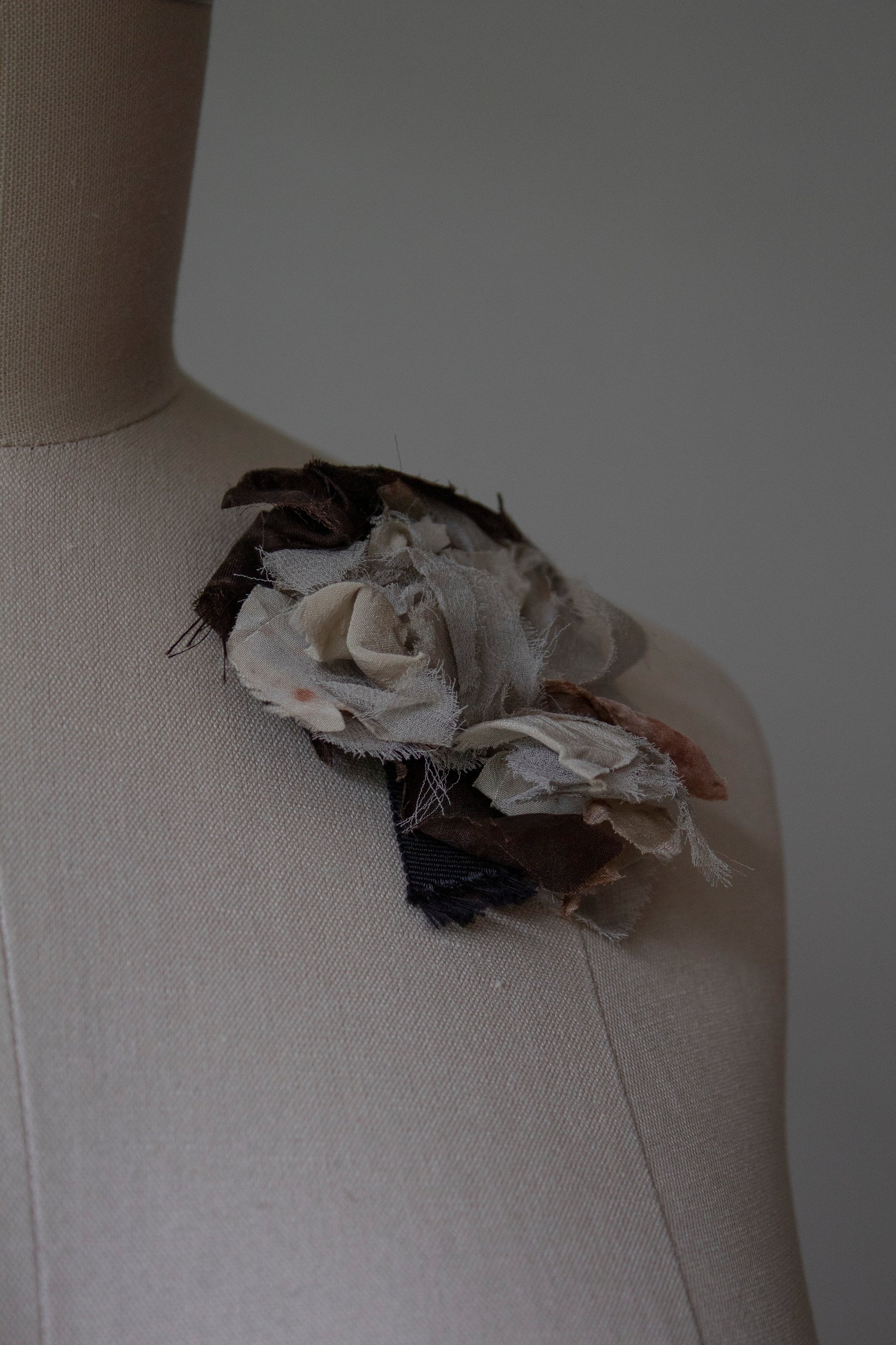 N° 51 crushed bloom brooch - usuhojicha - S