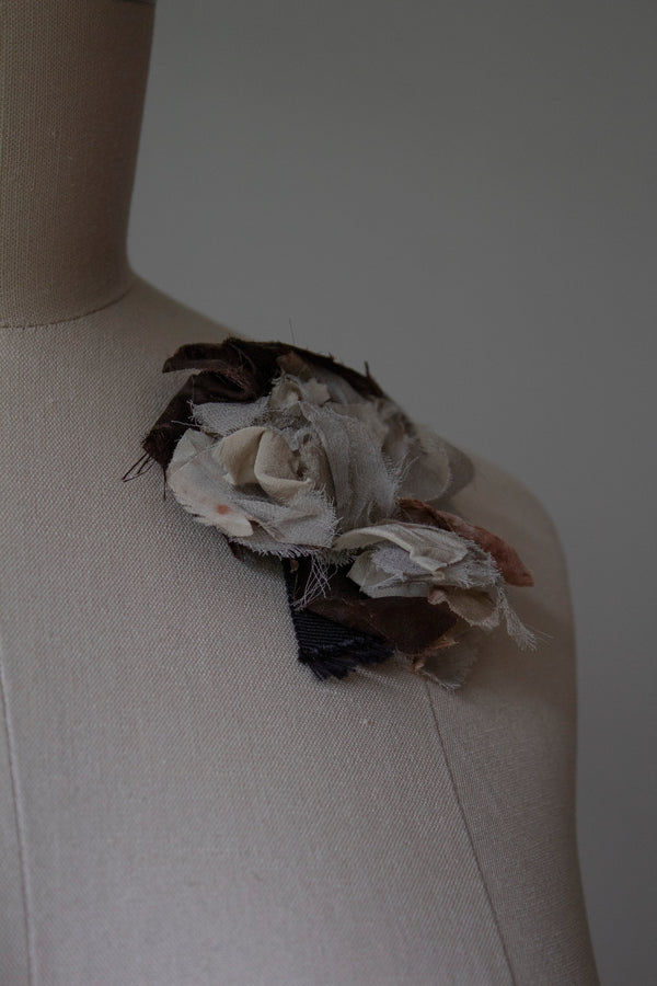 N° 51 crushed bloom brooch - usuhojicha - S