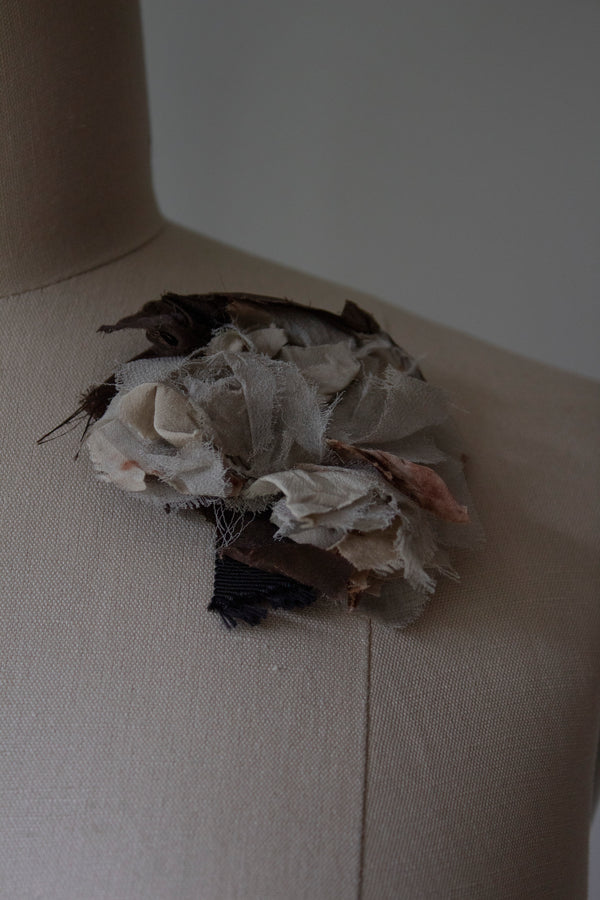 N° 51 crushed bloom brooch - usuhojicha - S