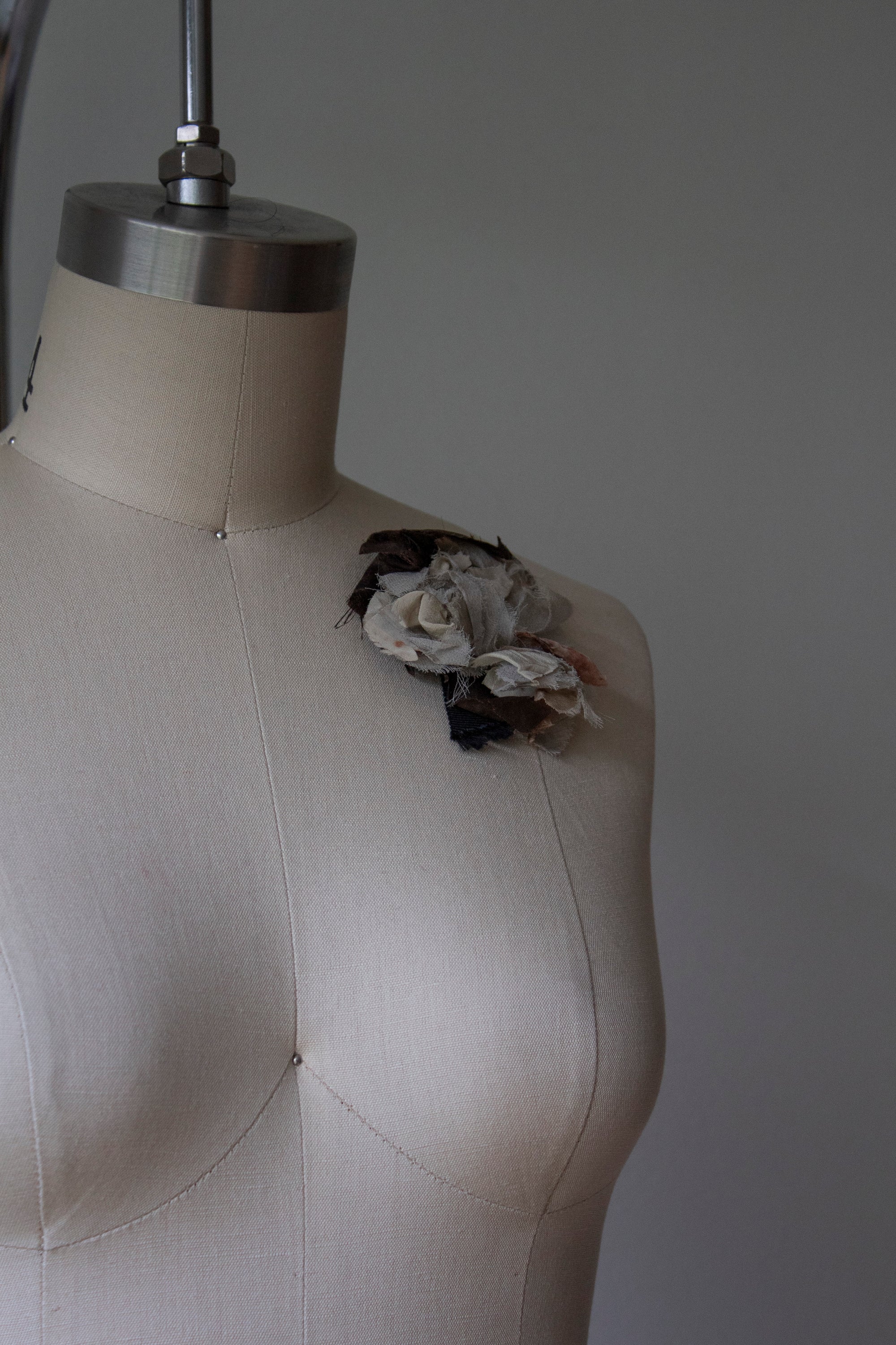 N° 51 crushed bloom brooch - usuhojicha - S