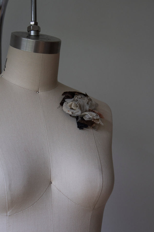 N° 51 crushed bloom brooch - usuhojicha - S