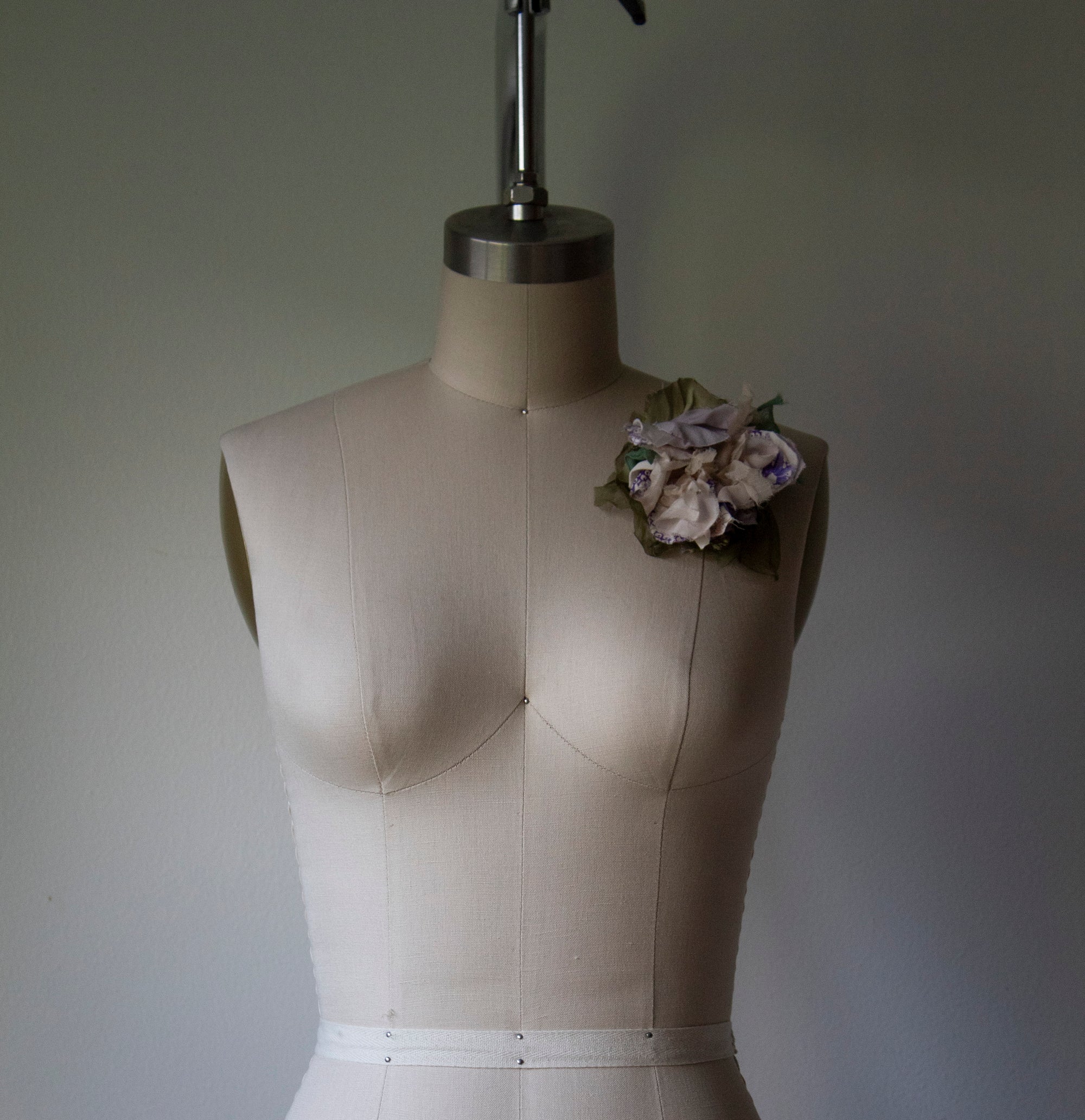 N° 51 crushed bloom brooch - sakura lavender - M