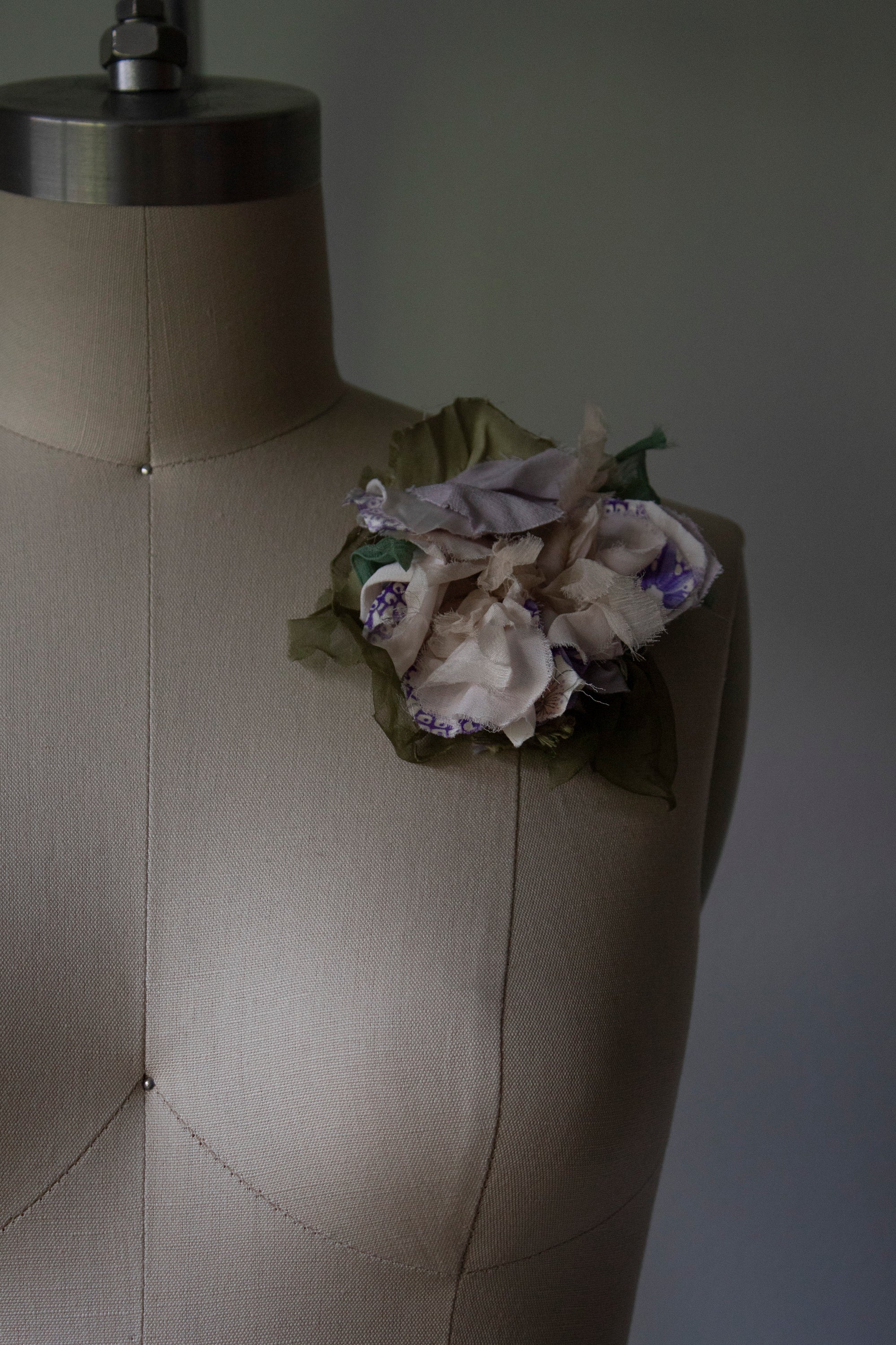 N° 51 crushed bloom brooch - sakura lavender - M