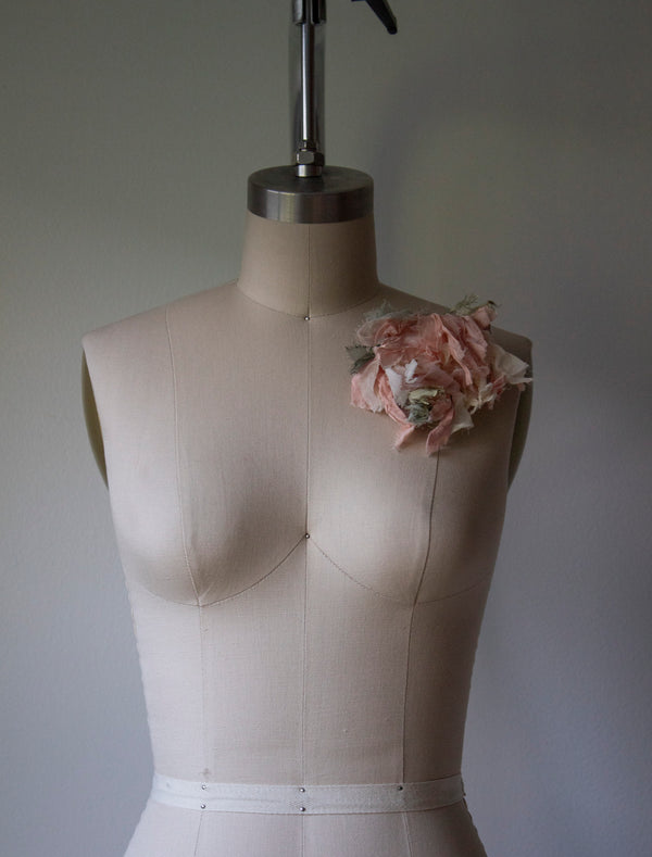 N° 51 crushed bloom brooch - ame pink/yuki white - L