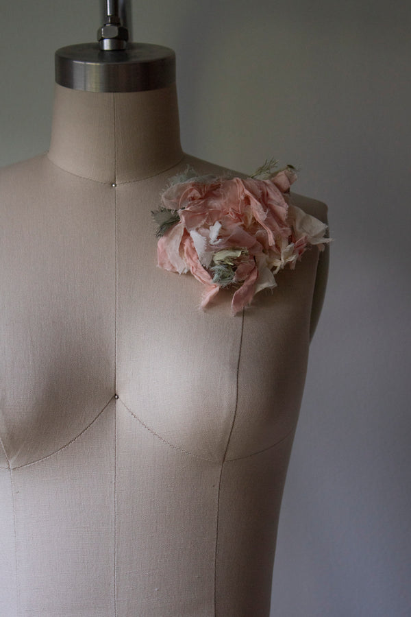 N° 51 crushed bloom brooch - ame pink/yuki white - L