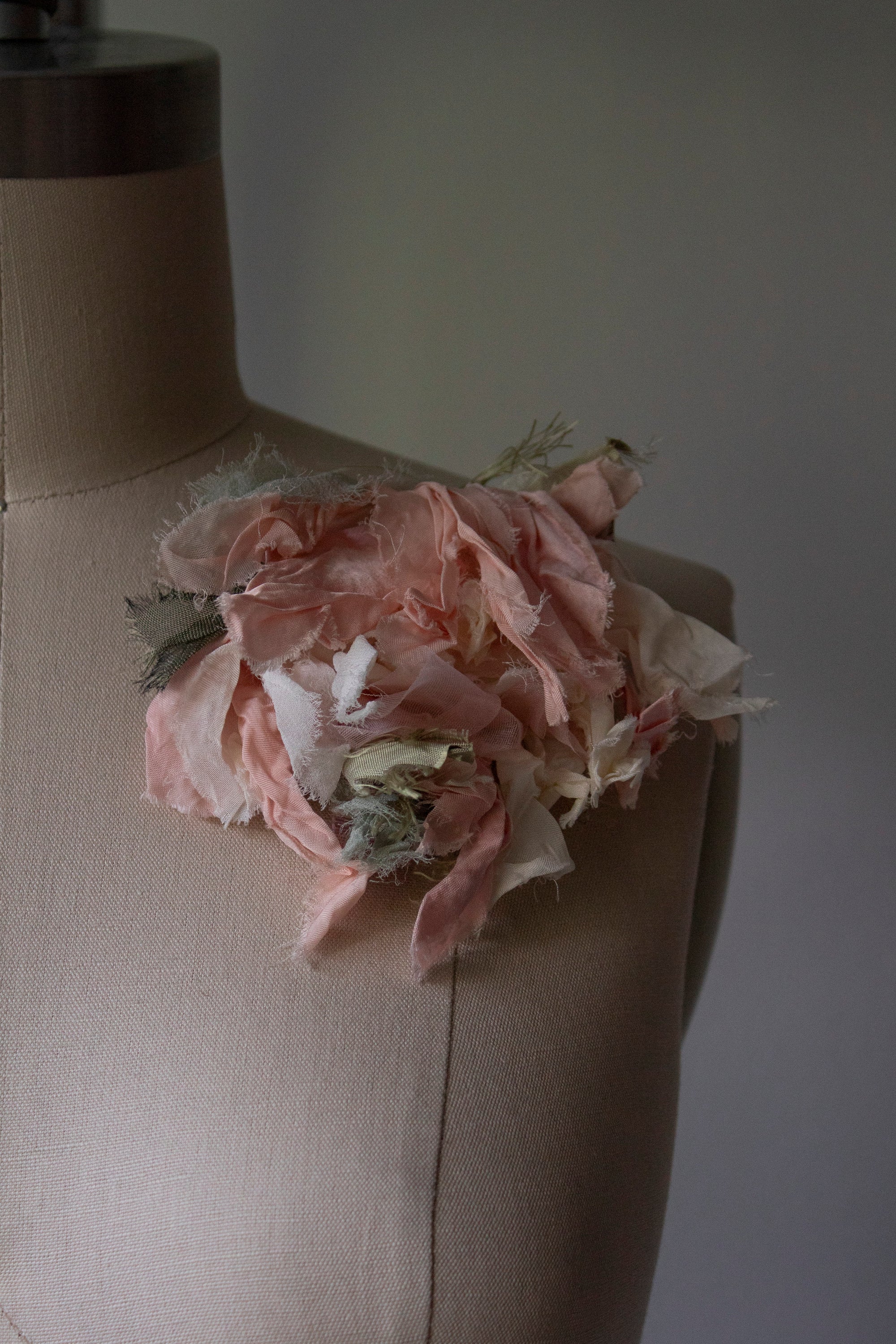 N° 51 crushed bloom brooch - ame pink/yuki white - L
