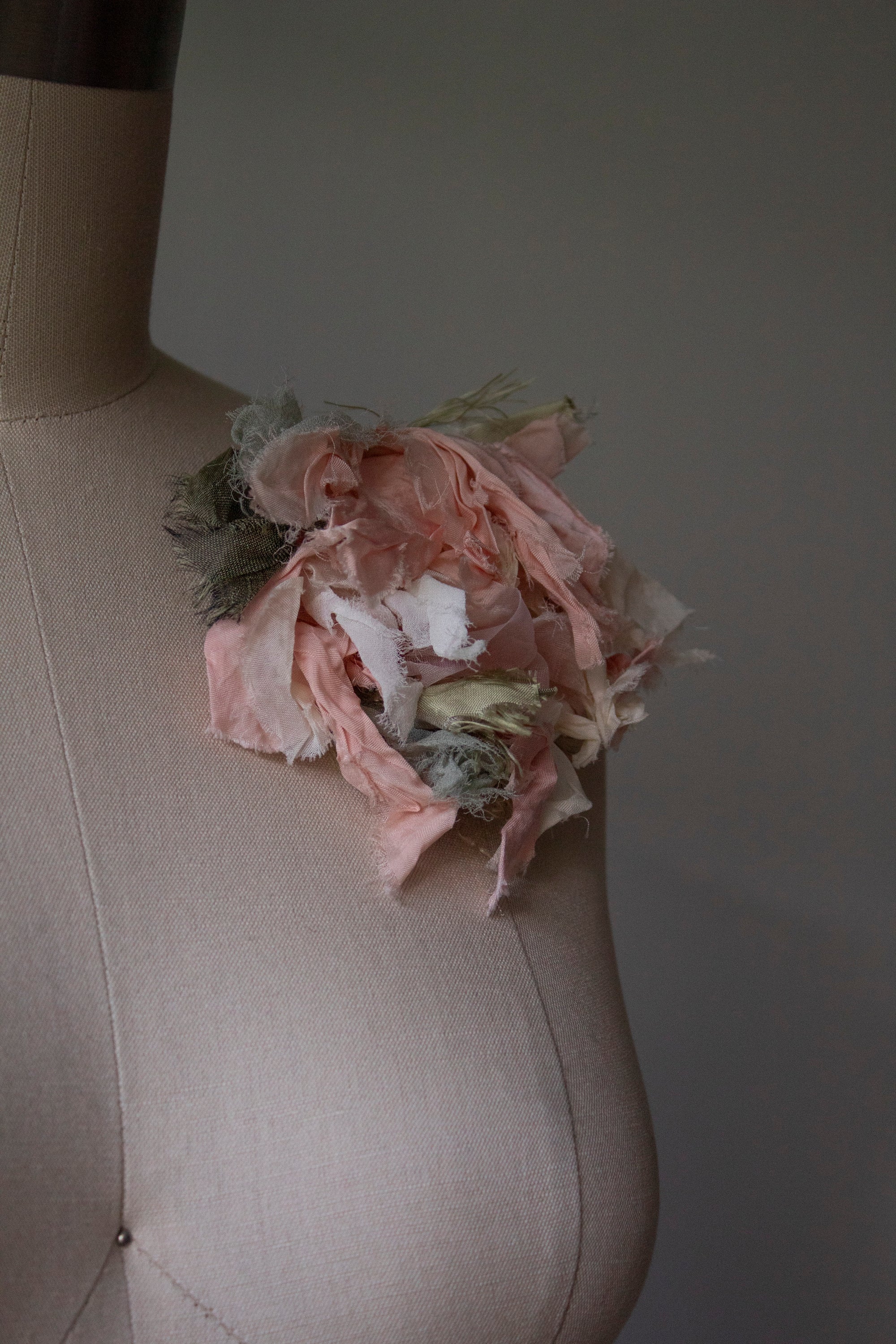 N° 51 crushed bloom brooch - ame pink/yuki white - L