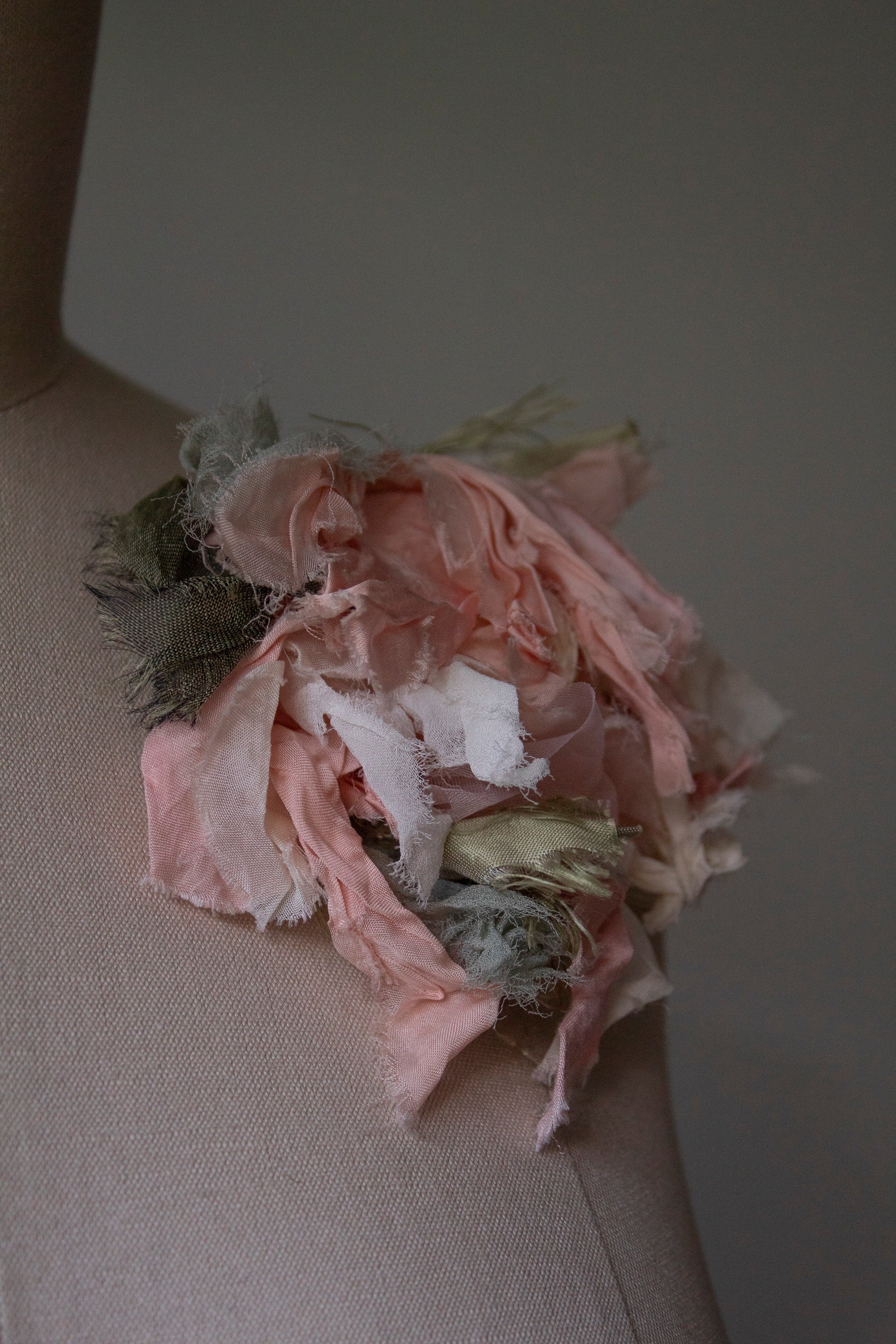 N° 51 crushed bloom brooch - ame pink/yuki white - L