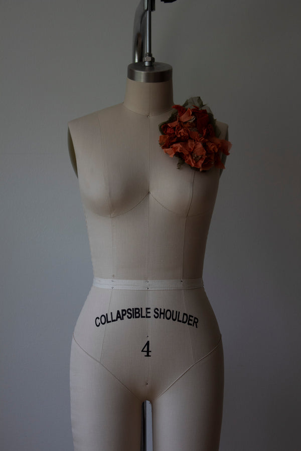 N° 51 crushed bloom brooch - shudei terracotta - L