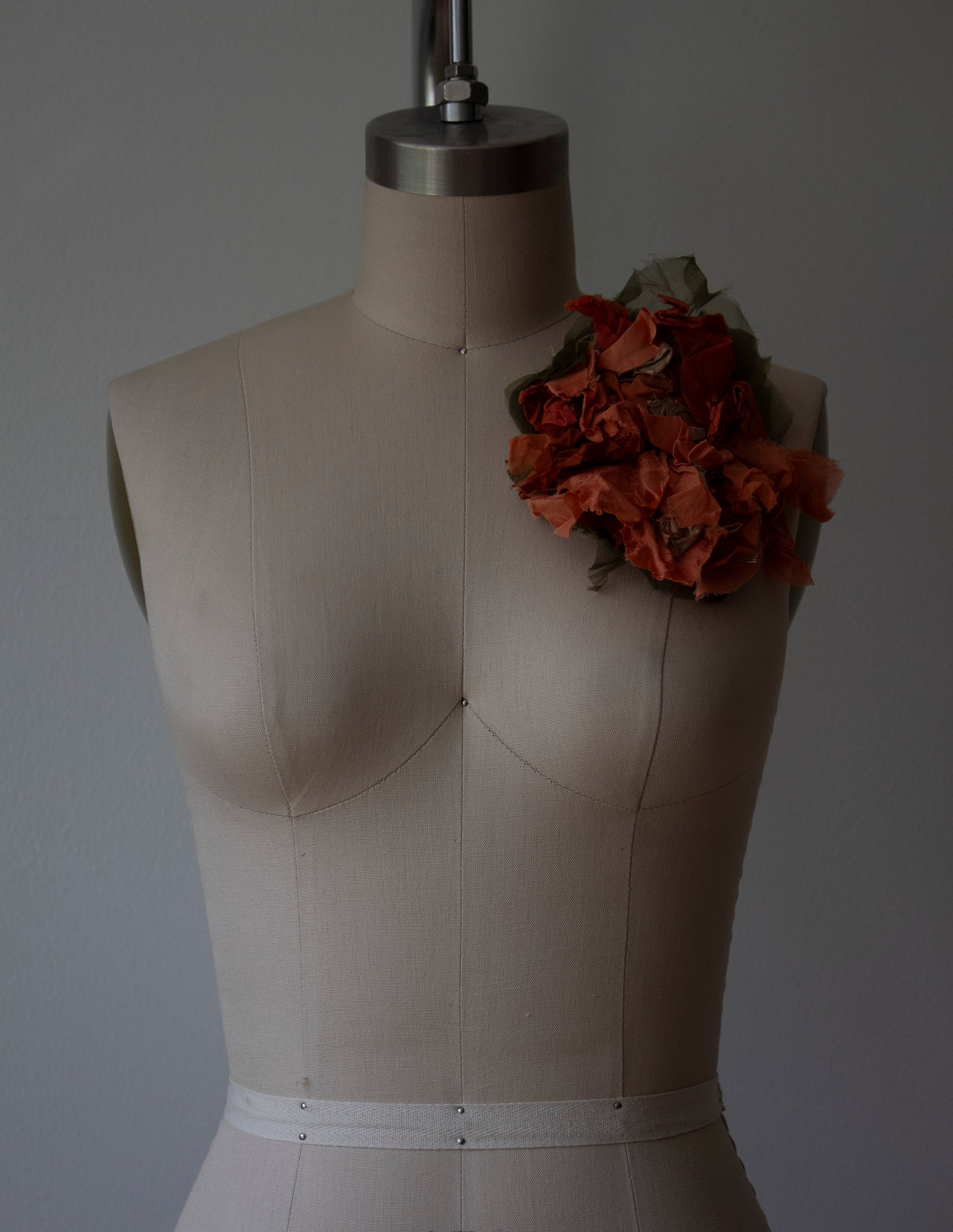 N° 51 crushed bloom brooch - shudei terracotta - L