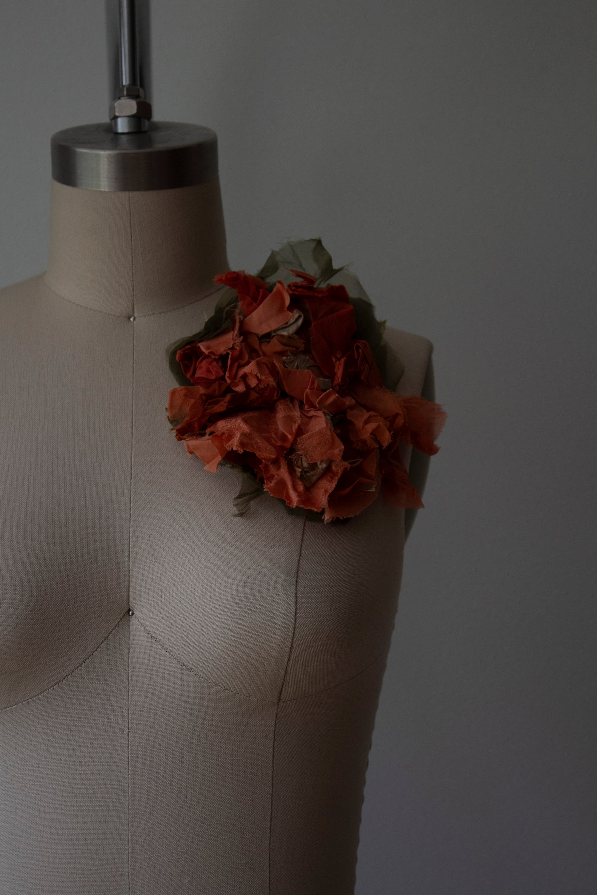 N° 51 crushed bloom brooch - shudei terracotta - L