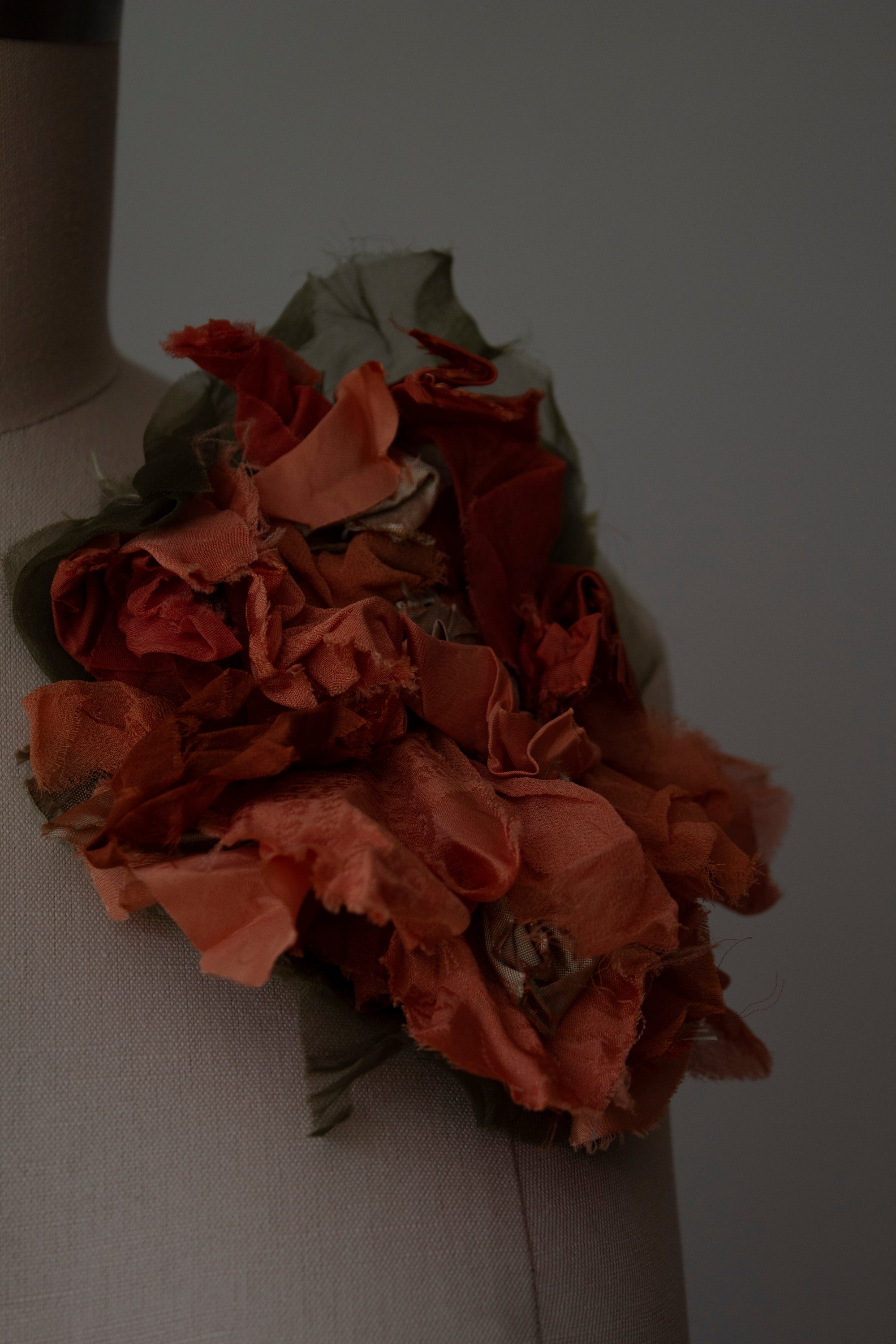 N° 51 crushed bloom brooch - shudei terracotta - L