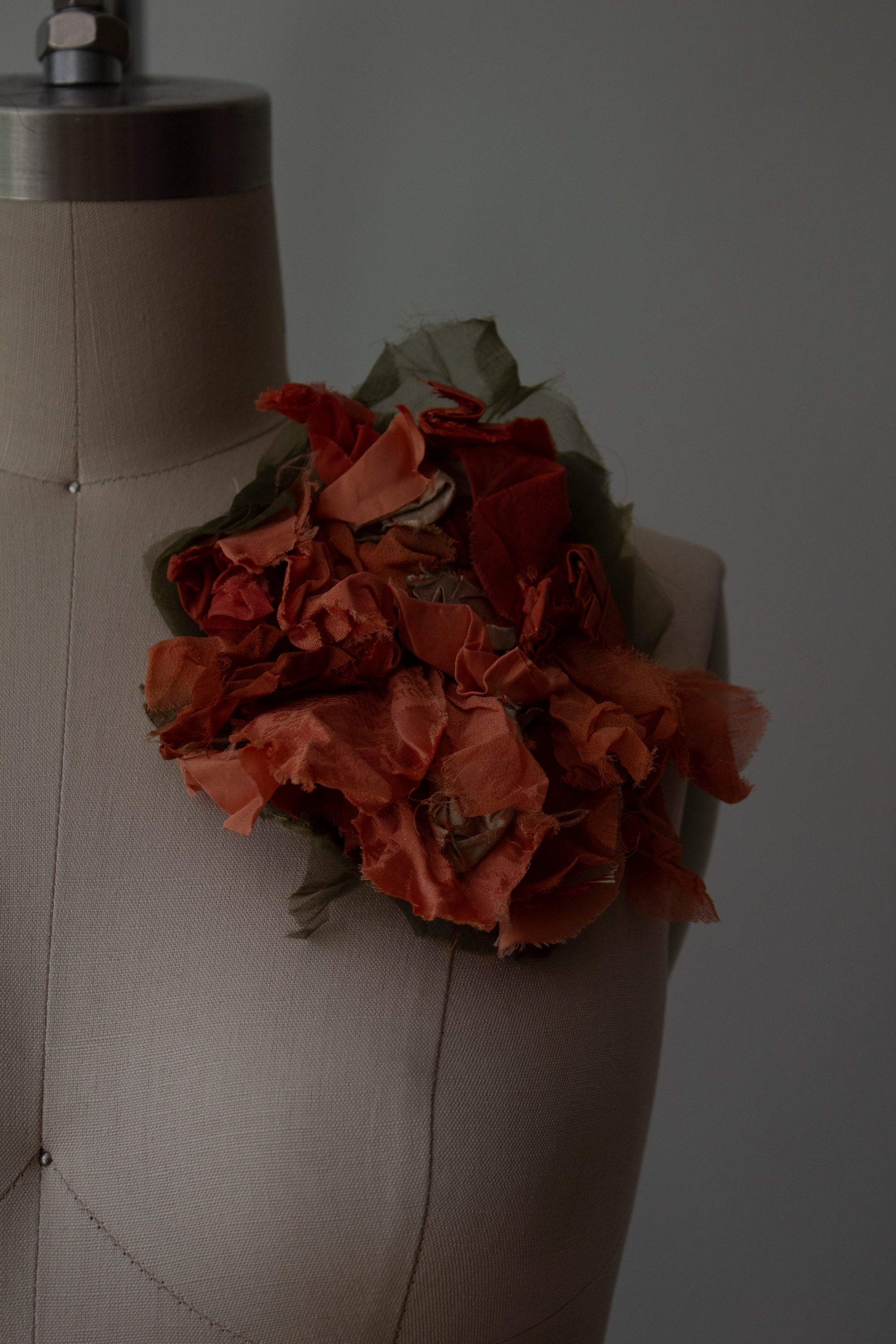 N° 51 crushed bloom brooch - shudei terracotta - L