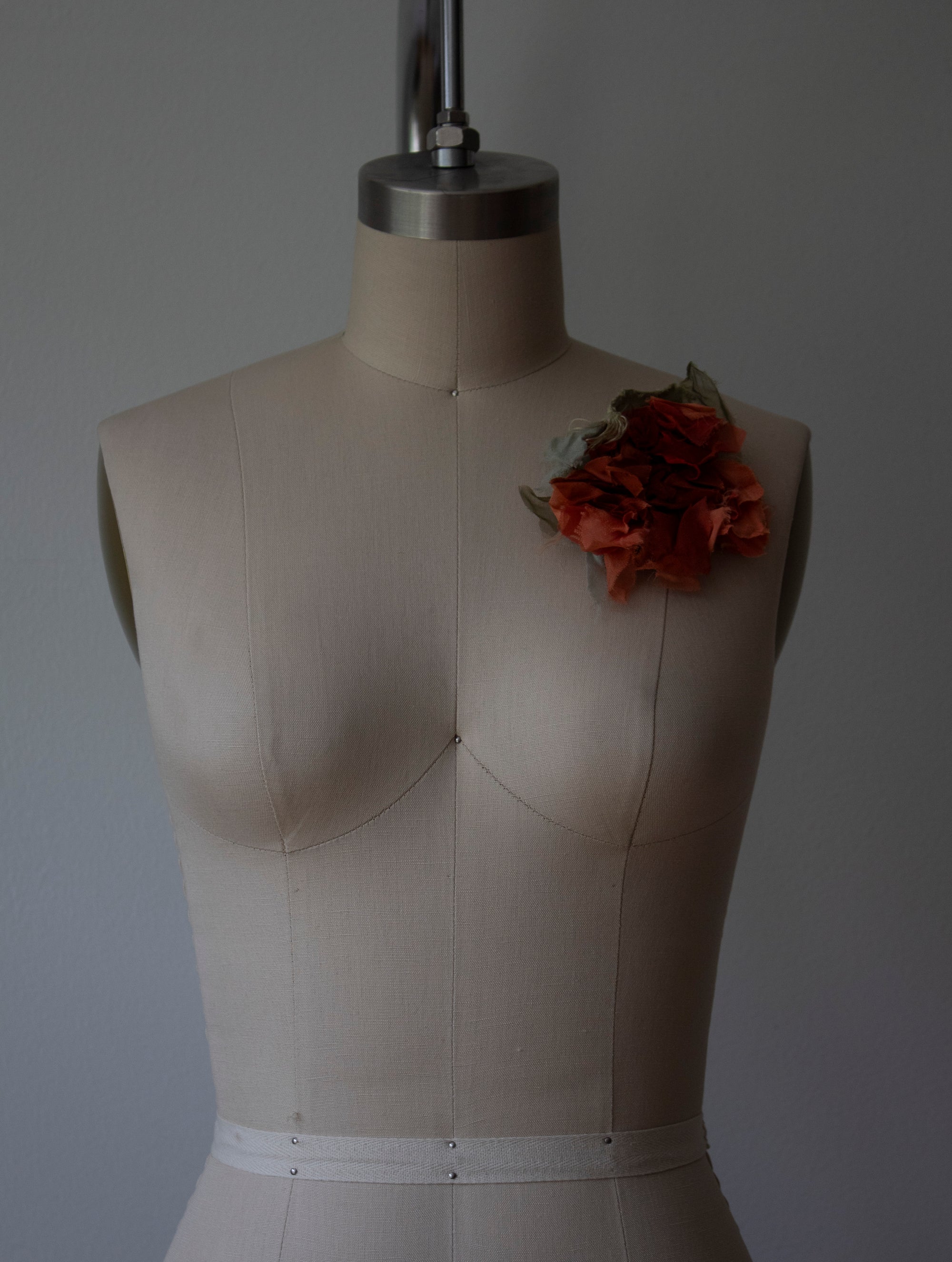 N° 51 crushed bloom brooch - shudei terracotta - M