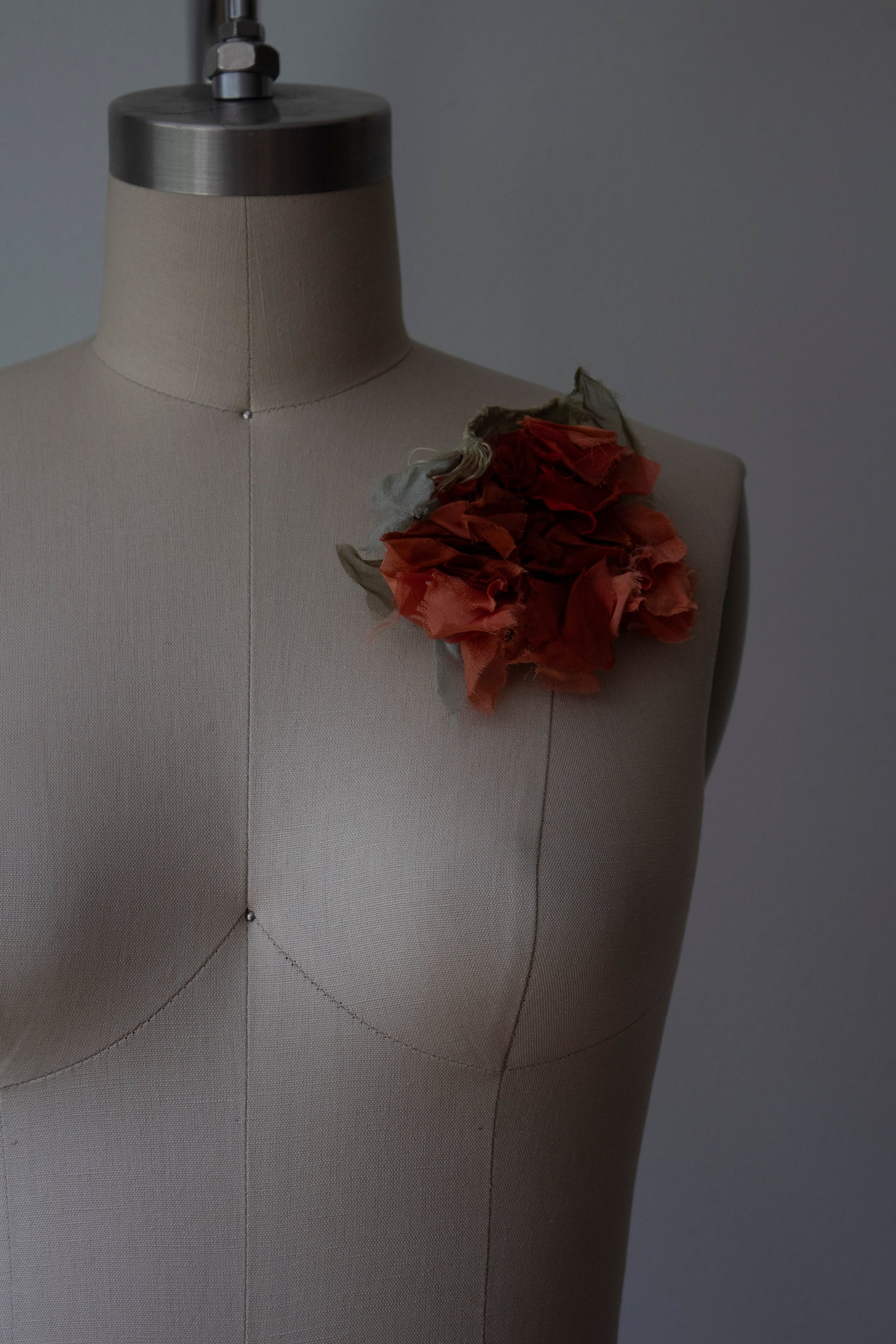 N° 51 crushed bloom brooch - shudei terracotta - M