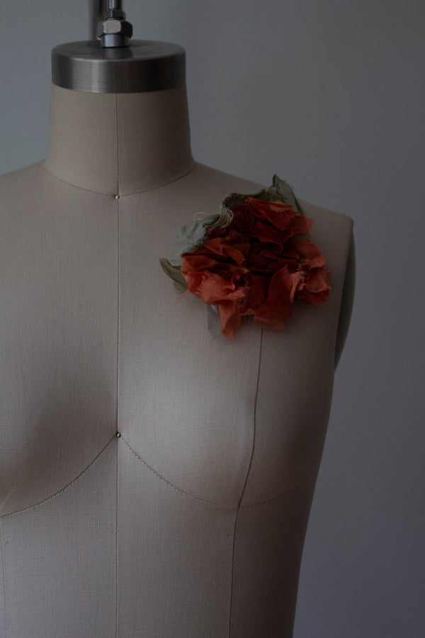 N° 51 crushed bloom brooch - shudei terracotta - M