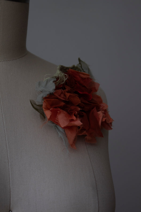 N° 51 crushed bloom brooch - shudei terracotta - M