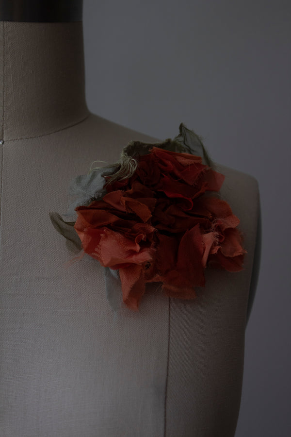 N° 51 crushed bloom brooch - shudei terracotta - M