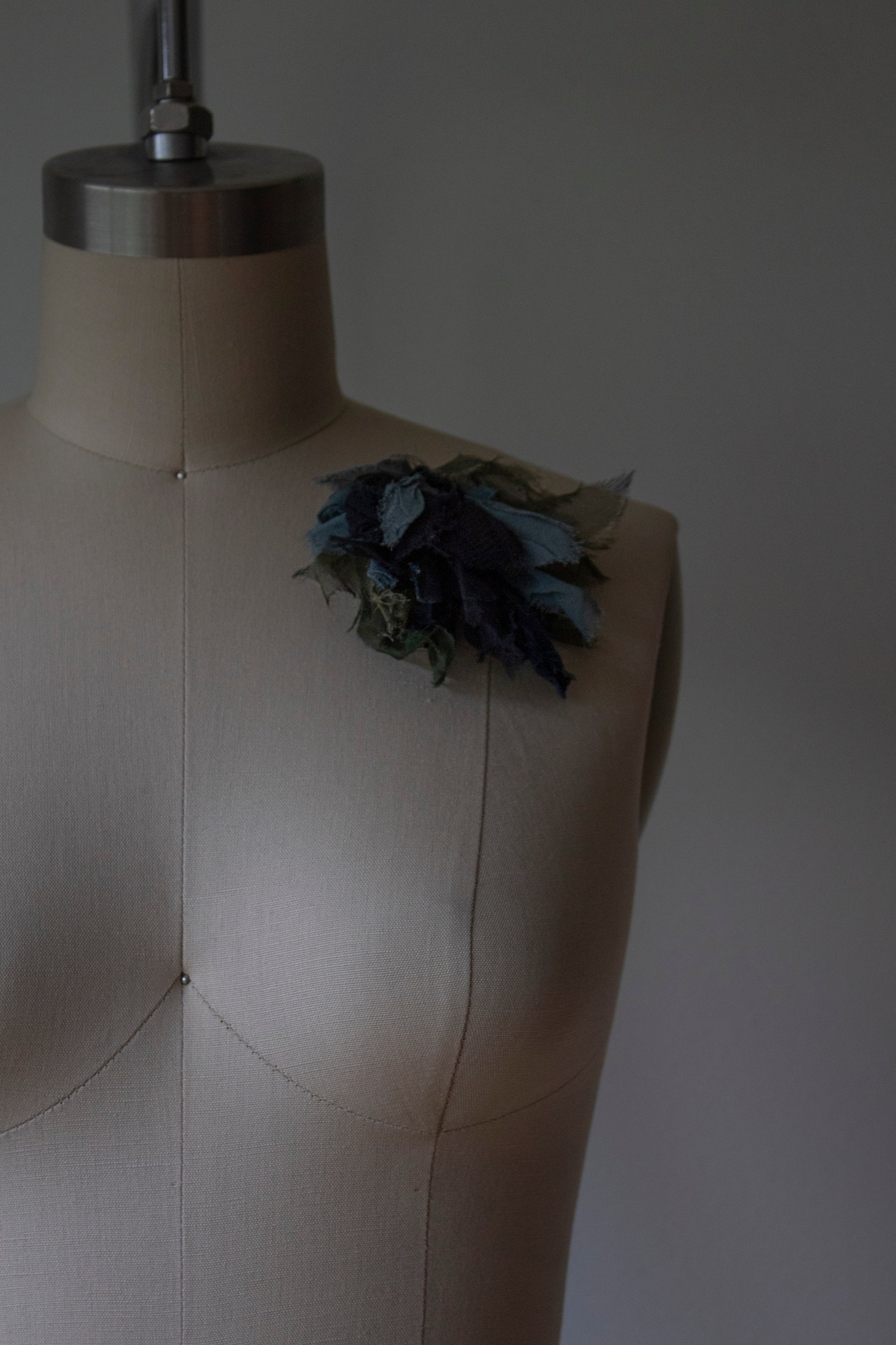 N° 51 crushed bloom brooch - umi bue - M