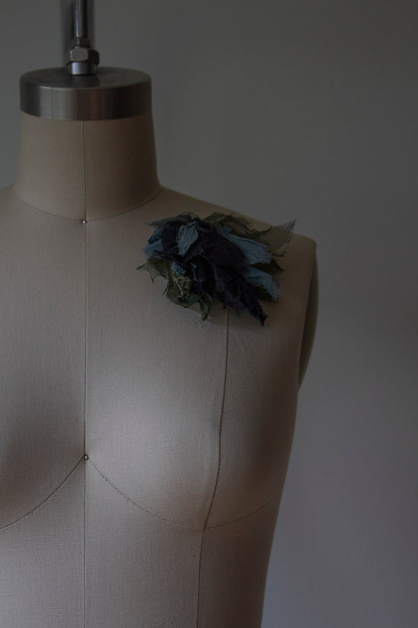 N° 51 crushed bloom brooch - umi bue - M