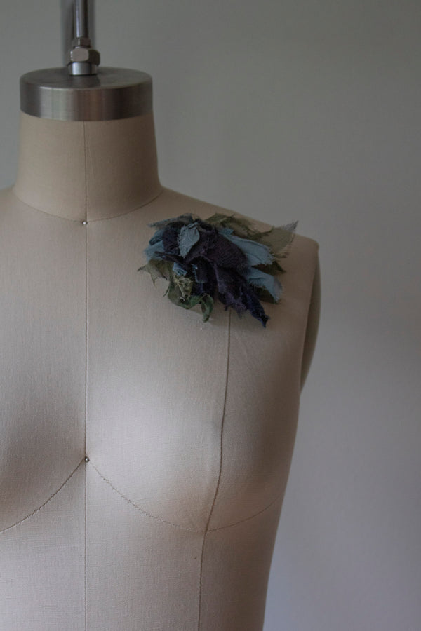 N° 51 crushed bloom brooch - umi bue - M