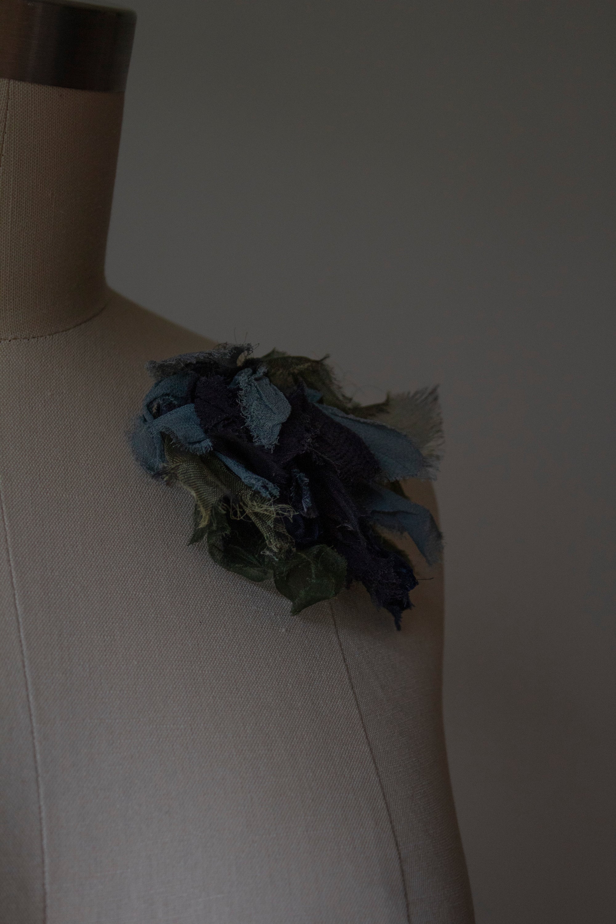 N° 51 crushed bloom brooch - umi bue - M