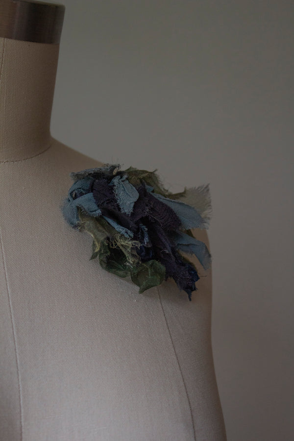 N° 51 crushed bloom brooch - umi bue - M