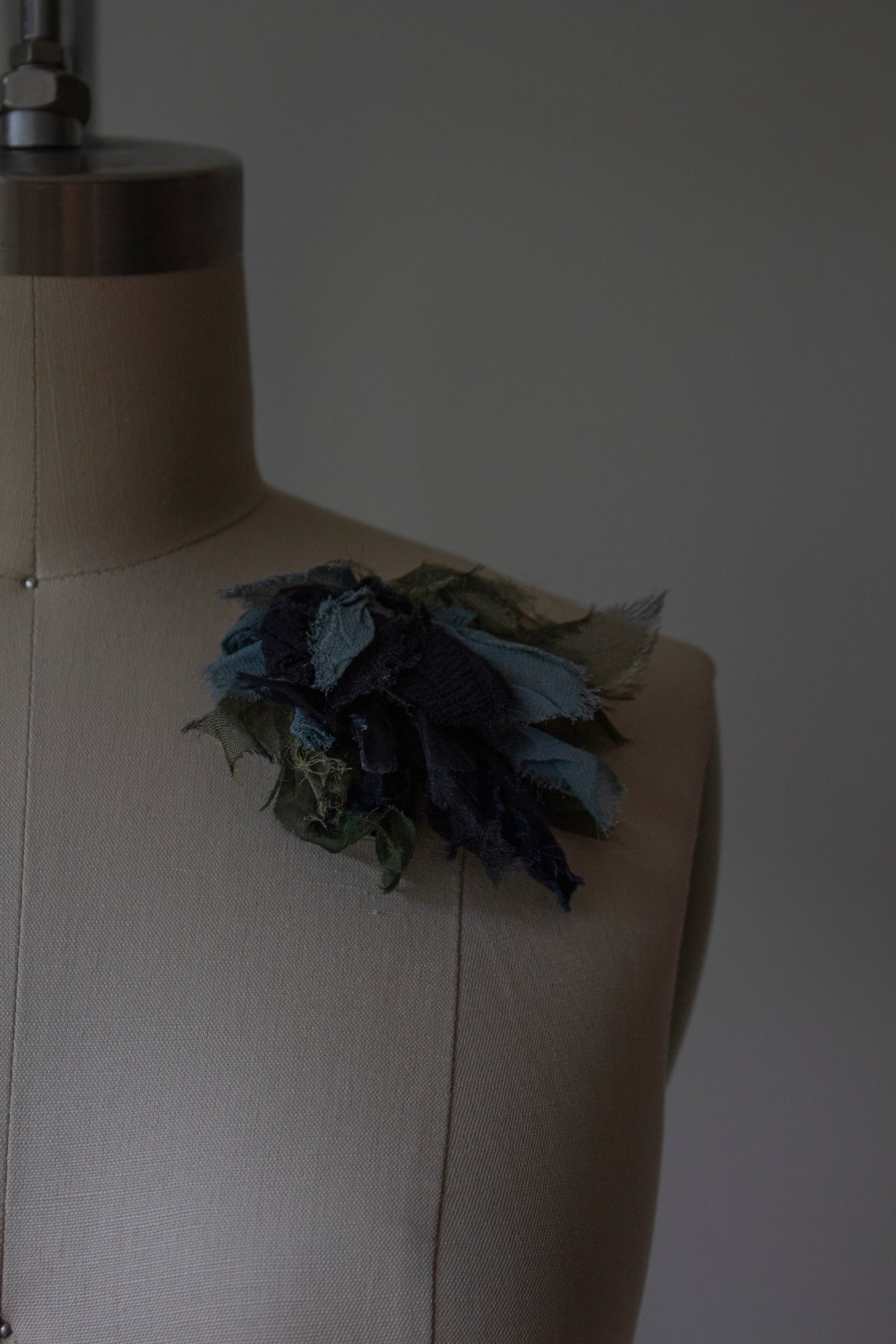 N° 51 crushed bloom brooch - umi bue - M