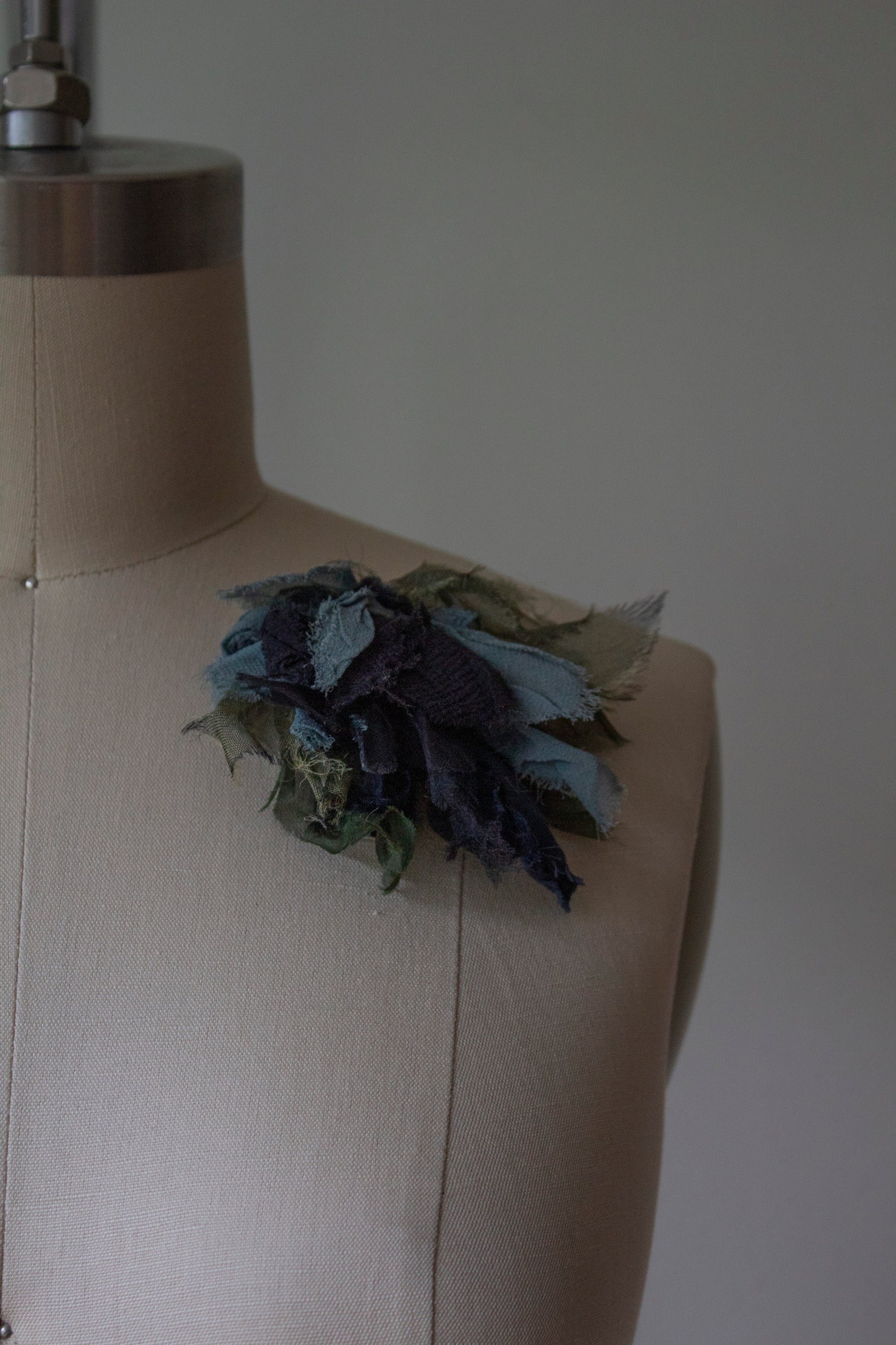 N° 51 crushed bloom brooch - umi bue - M
