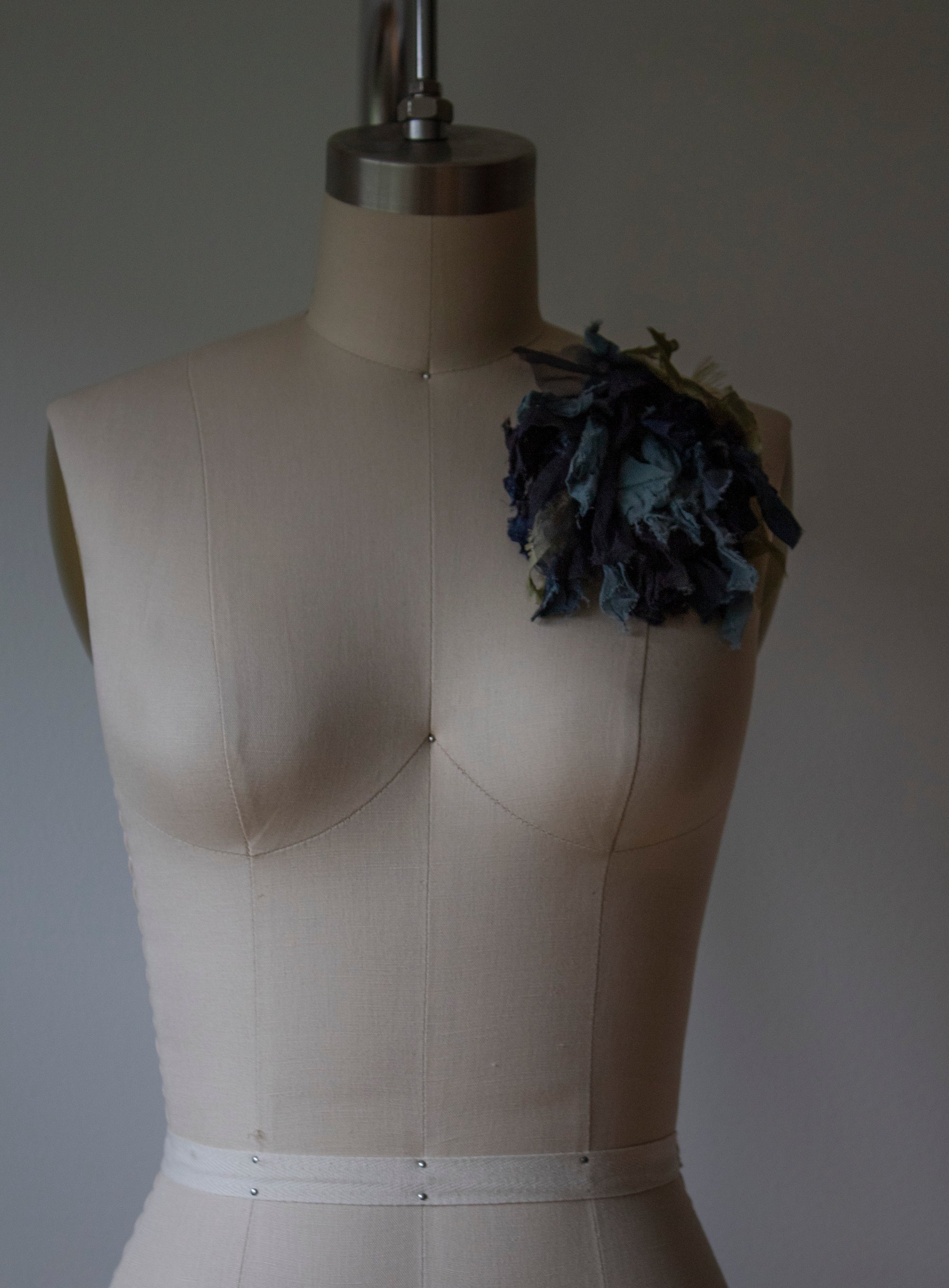 N° 51 crushed bloom brooch - umi blue - L