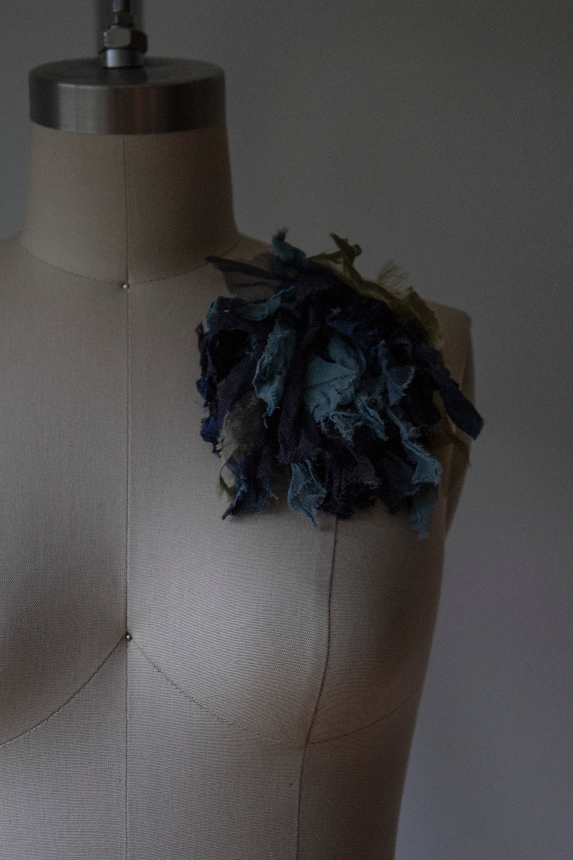 N° 51 crushed bloom brooch - umi blue - L