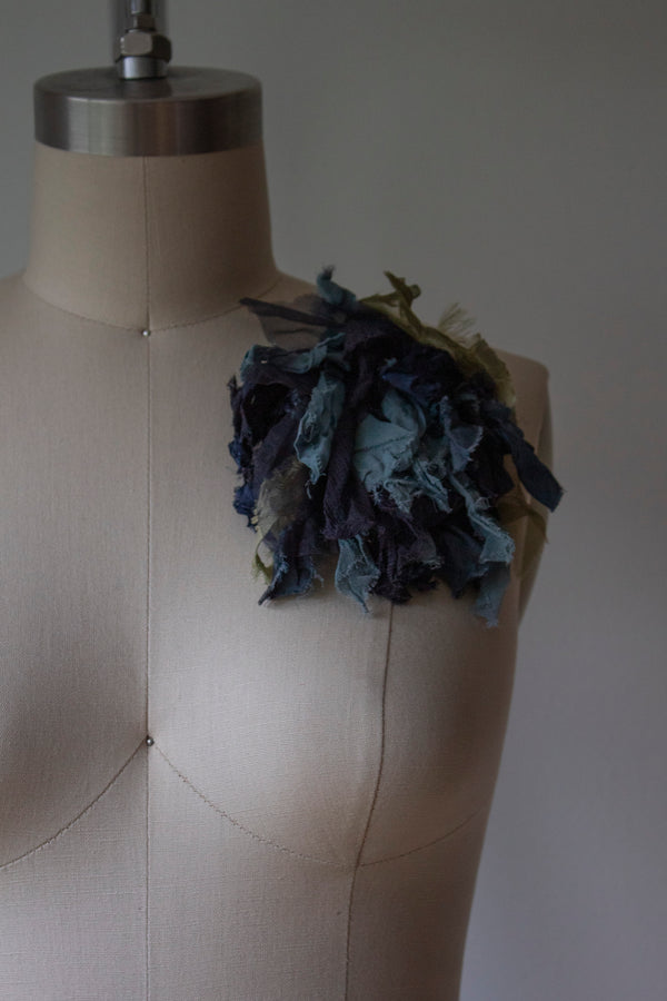 N° 51 crushed bloom brooch - umi blue - L