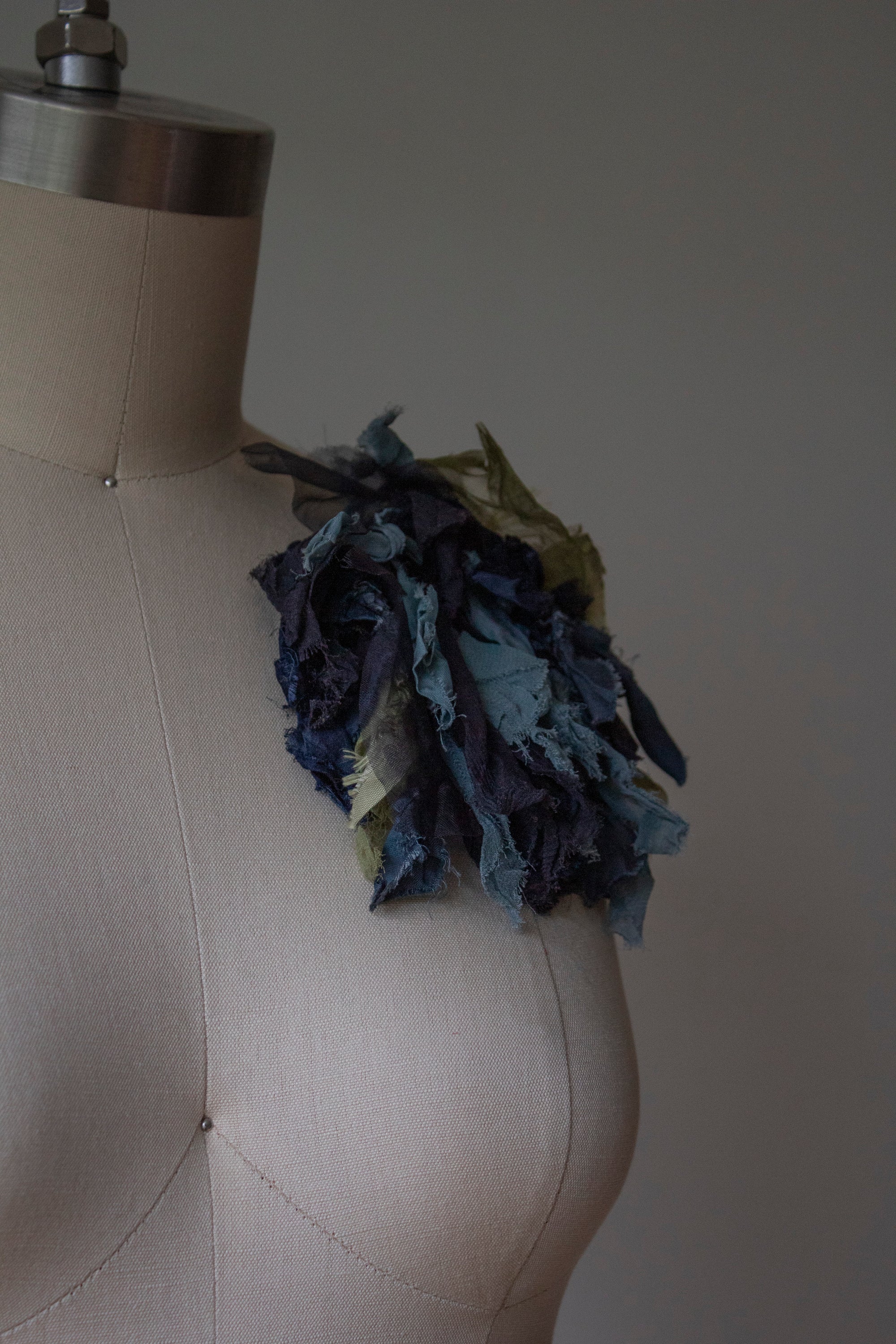 N° 51 crushed bloom brooch - umi blue - L