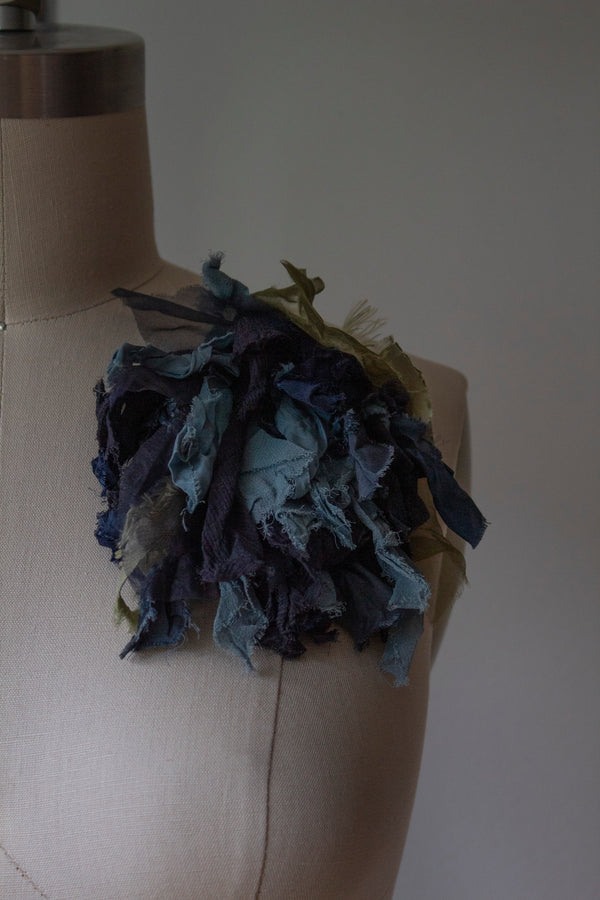 N° 51 crushed bloom brooch - umi blue - L