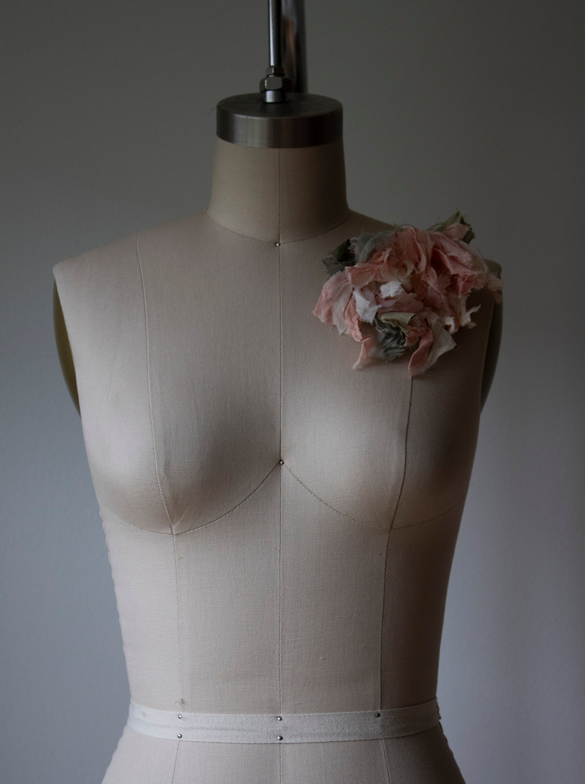 N° 51 crushed bloom brooch - ame pink - L