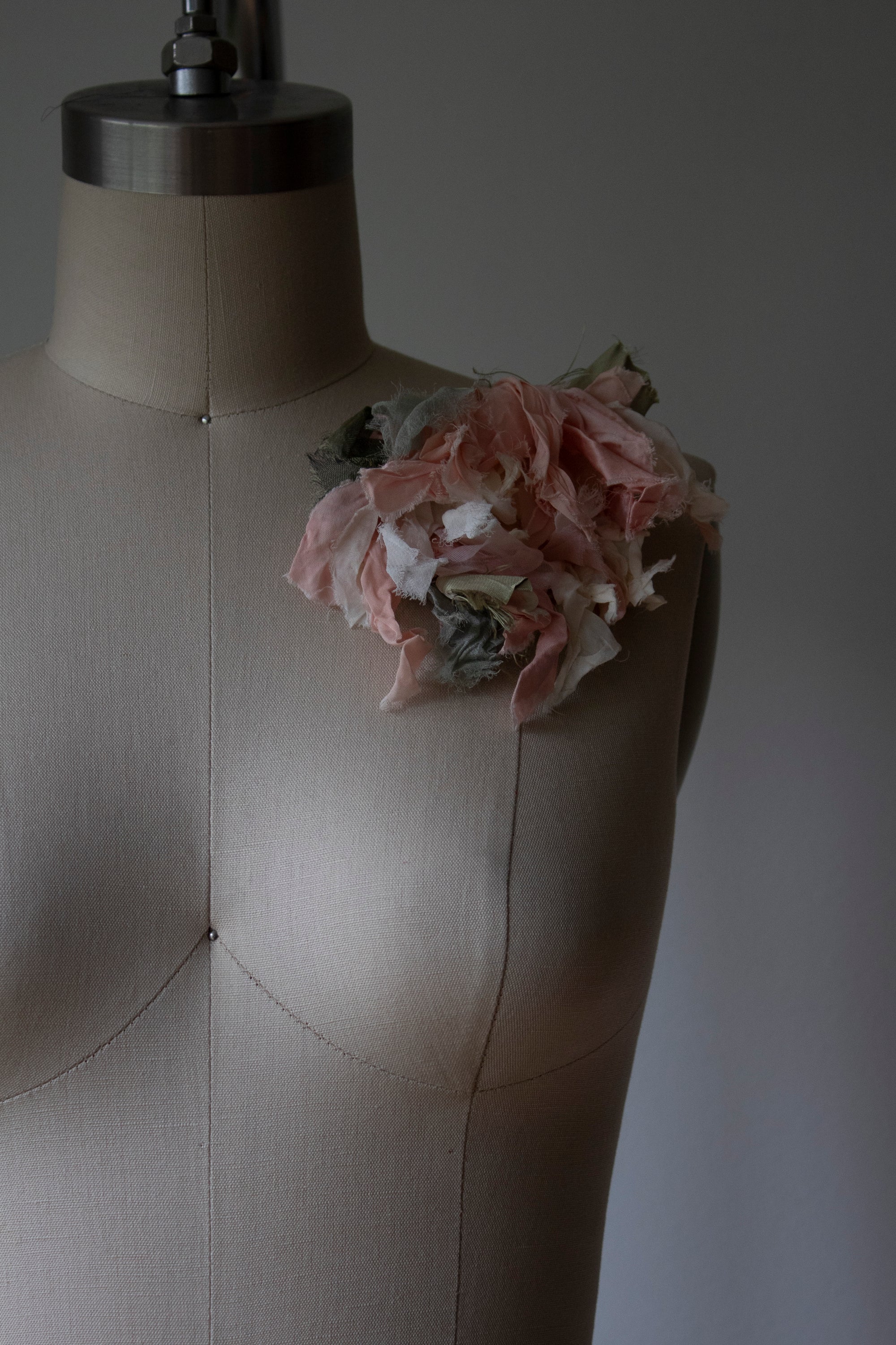 N° 51 crushed bloom brooch - ame pink - L