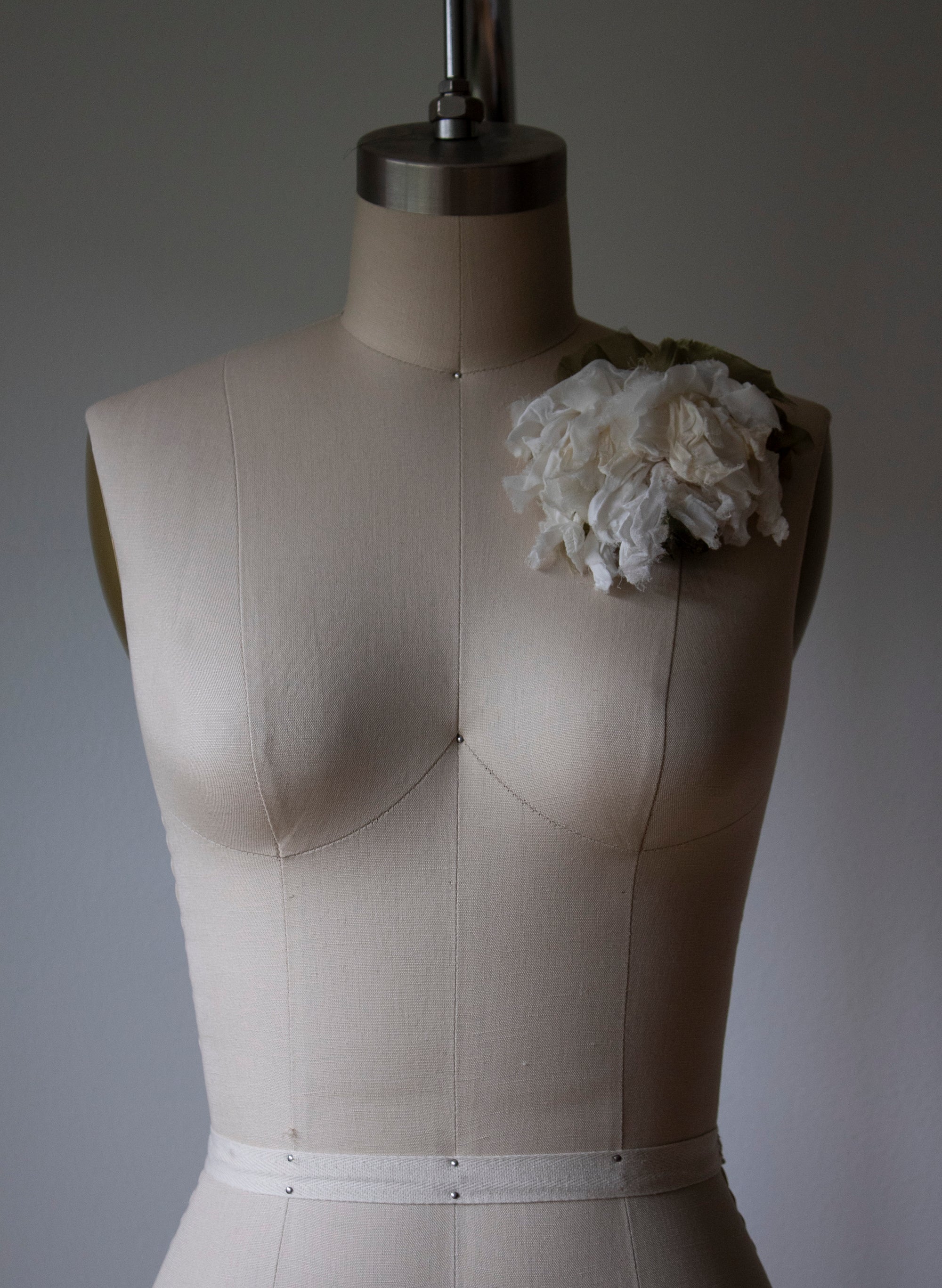 N° 51 crushed bloom brooch - yuki white - L