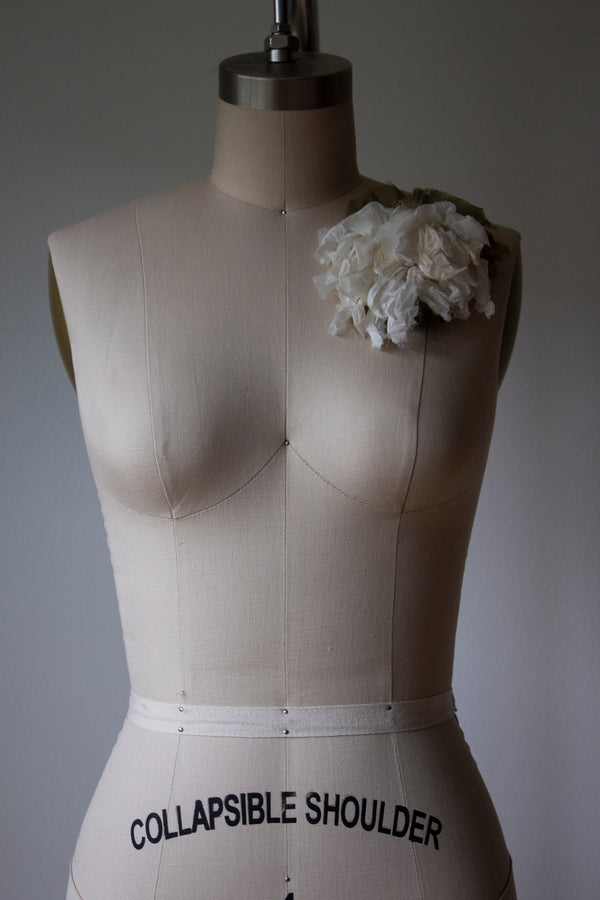 N° 51 crushed bloom brooch - yuki white - L