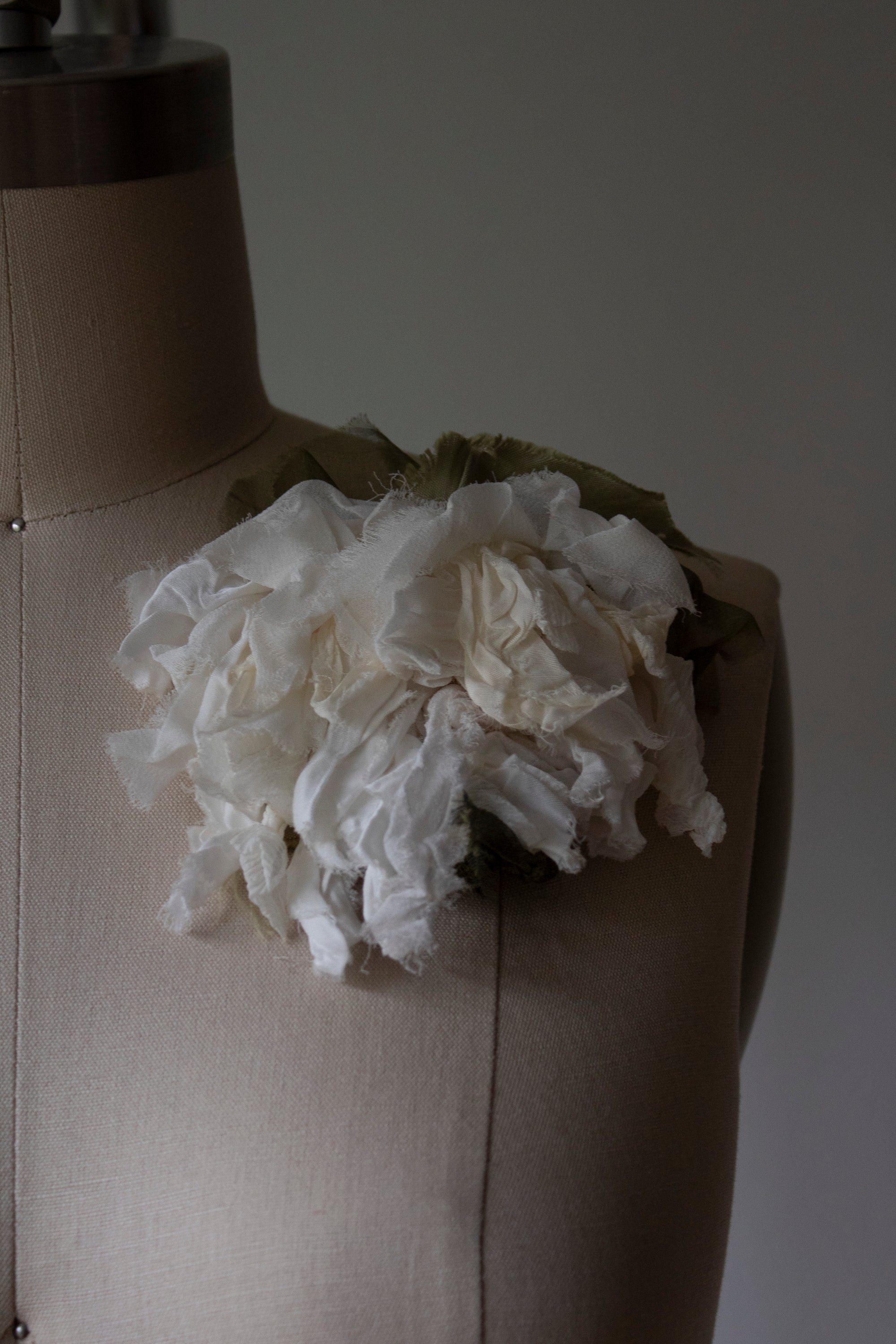 N° 51 crushed bloom brooch - yuki white - L
