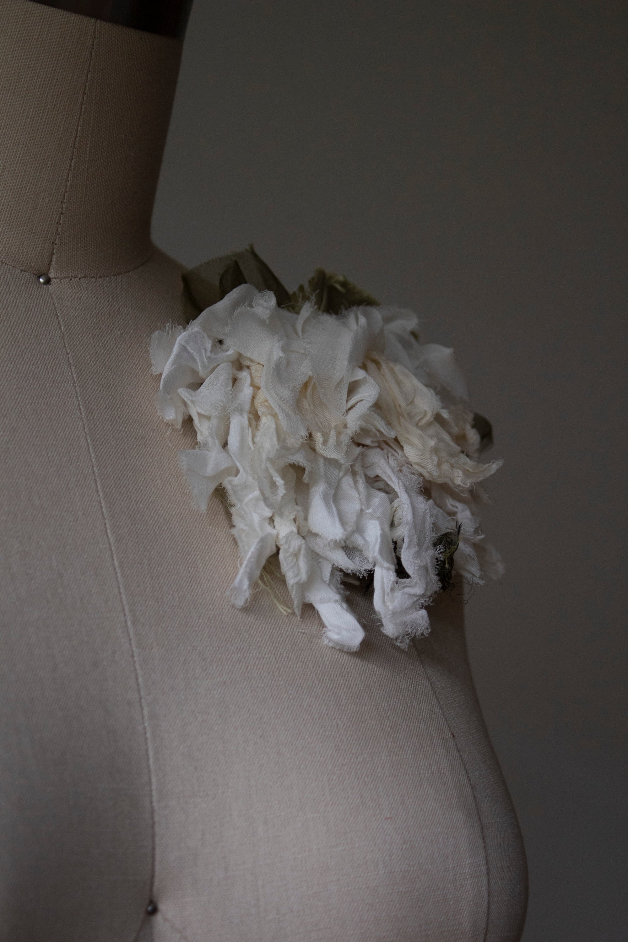 N° 51 crushed bloom brooch - yuki white - L
