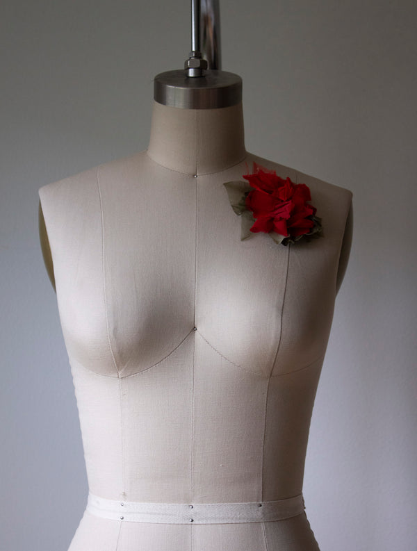 N° 51 crushed bloom brooch - ume red - S
